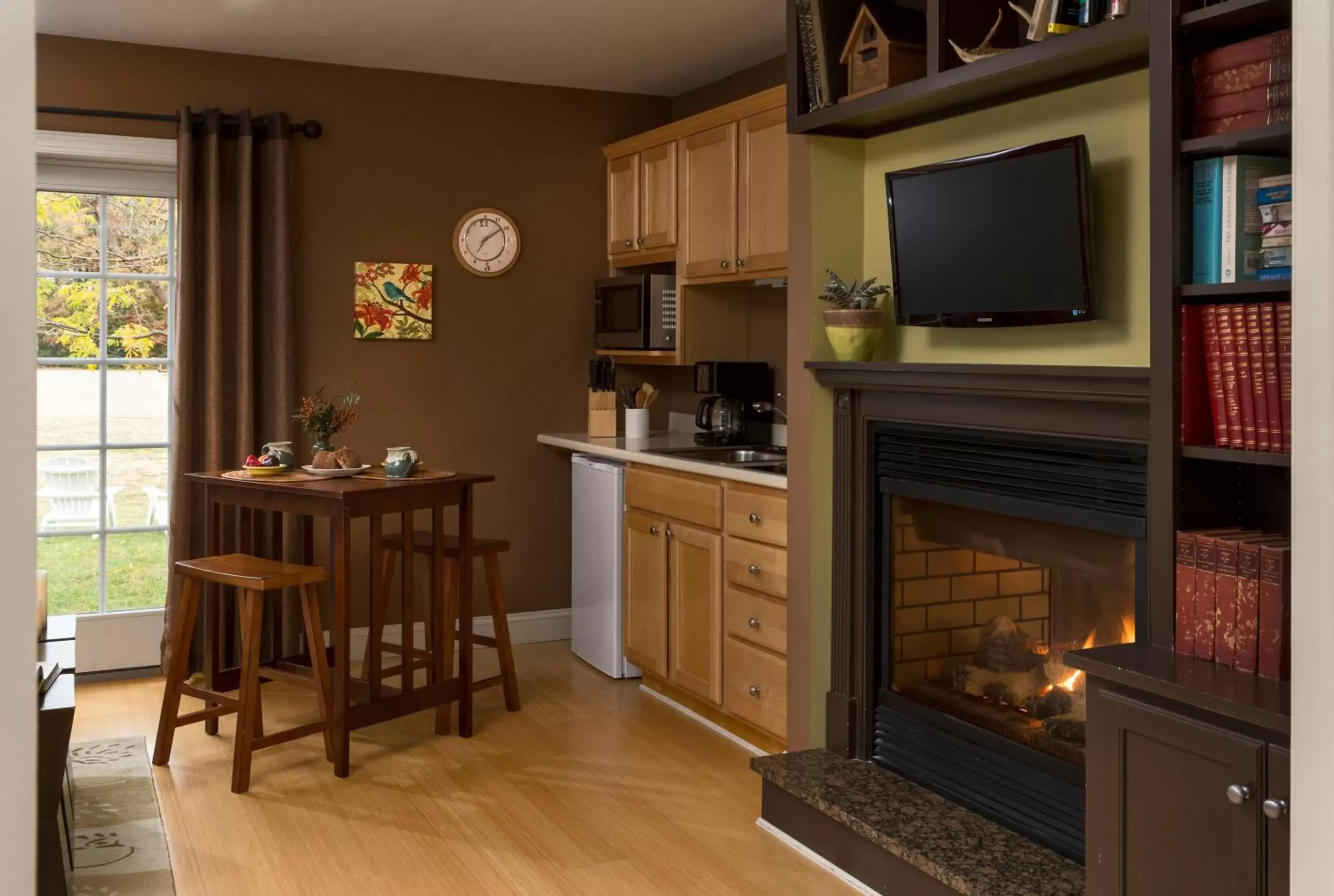 Seating area, Kitchen/Kitchenette in Inn at Huntingfield Creek