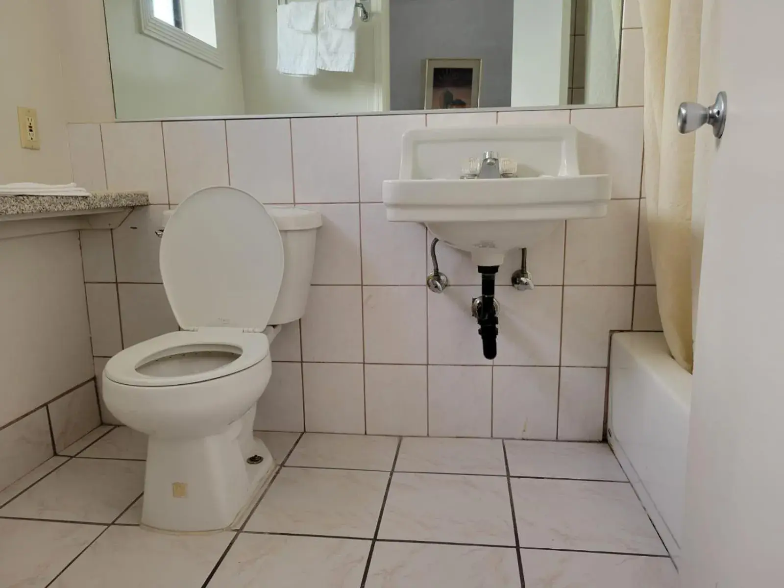 Bathroom in Emerald Inn & Lounge