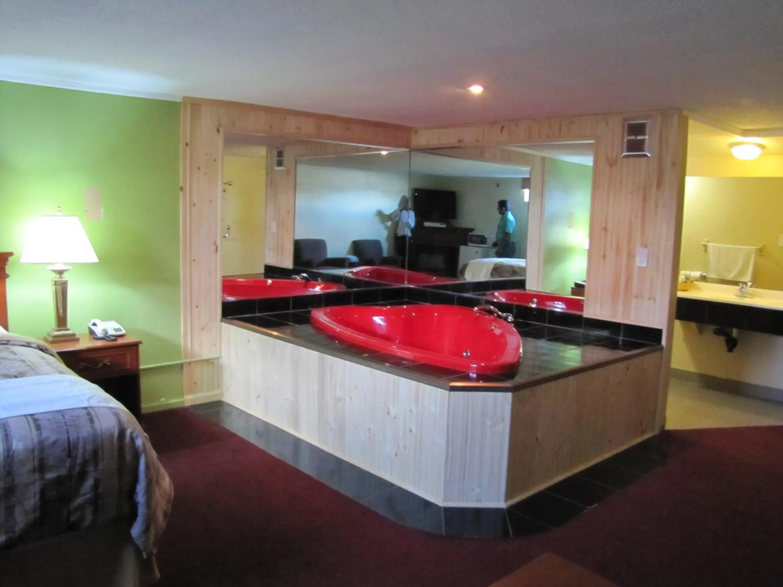 Queen Room with Hot Tub in Northland Motel