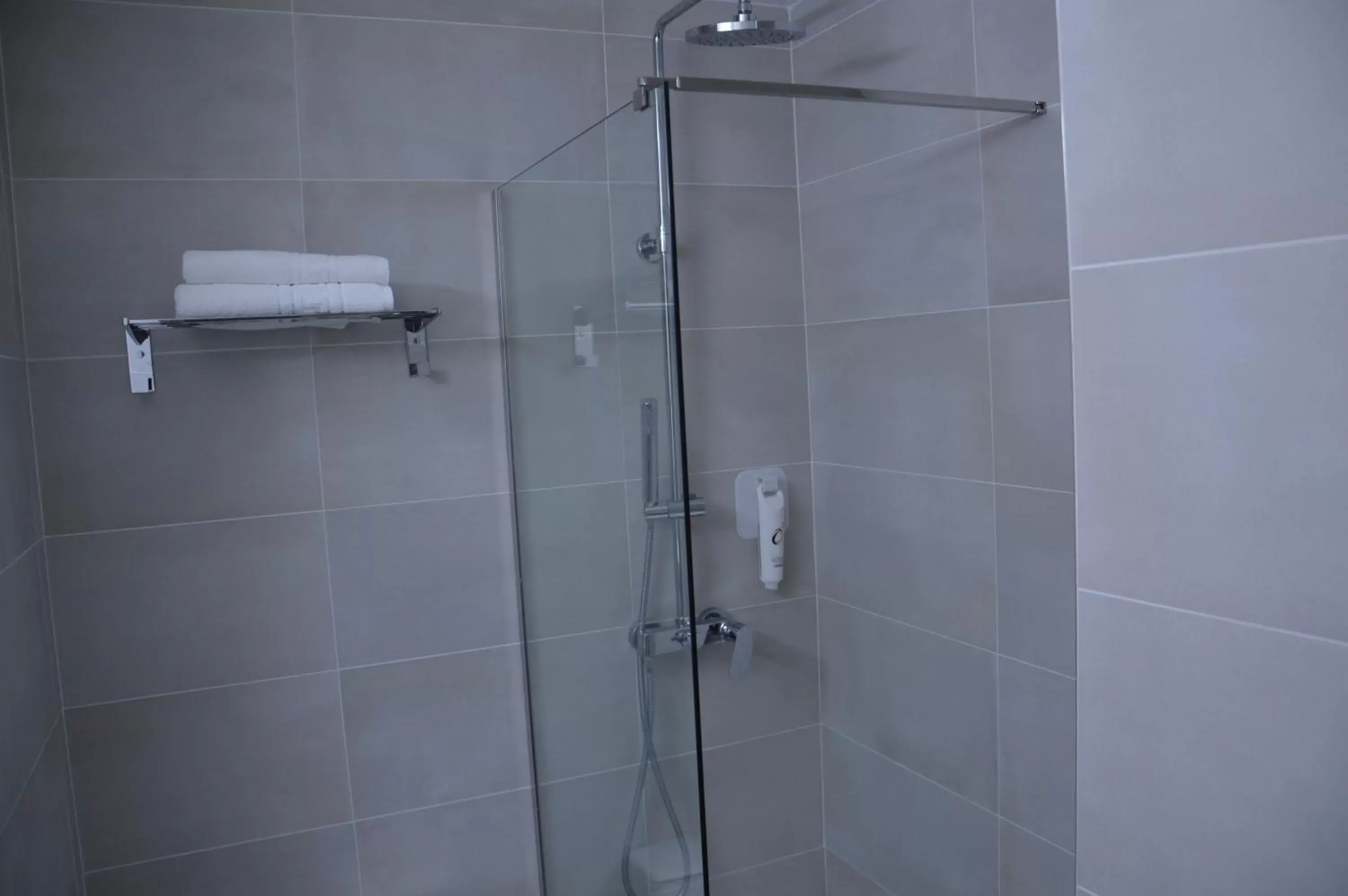 Shower, Bathroom in The Originals City Hôtel, Aéroport Beauvais (ex: Inter-Hotel)