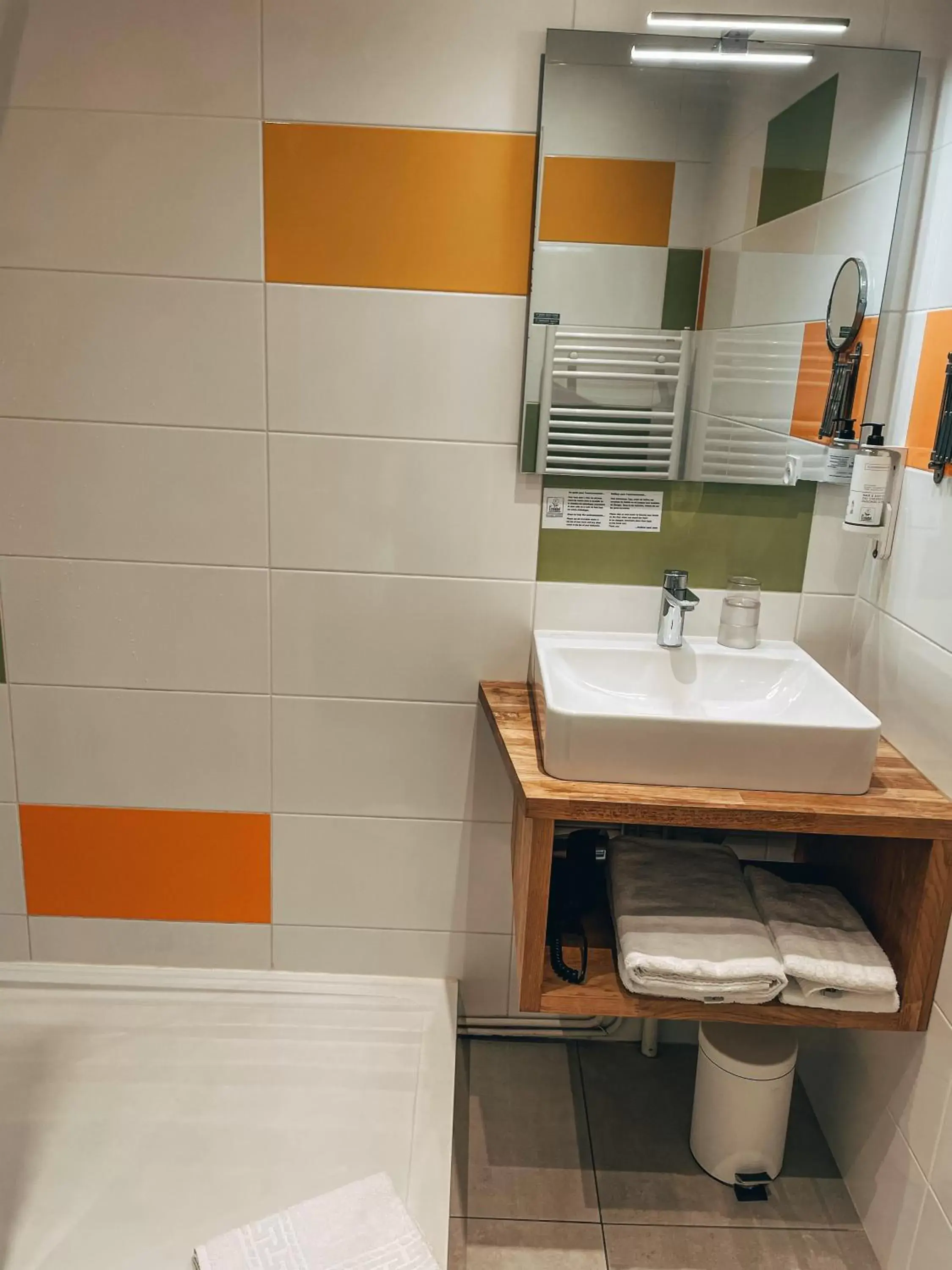 Bathroom in Garden Hotel Rennes Centre Gare