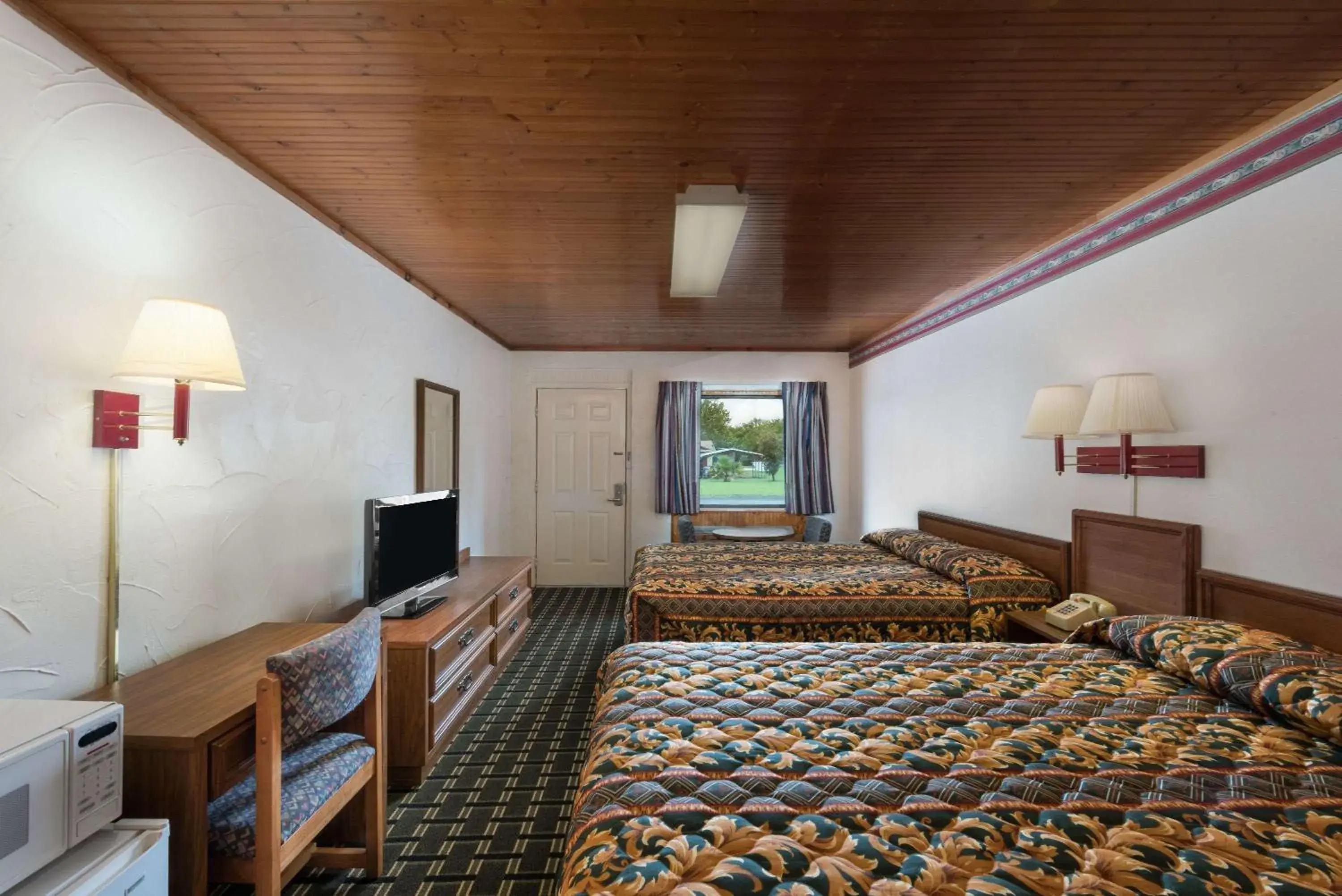 Photo of the whole room, Bed in Post Oak Inn