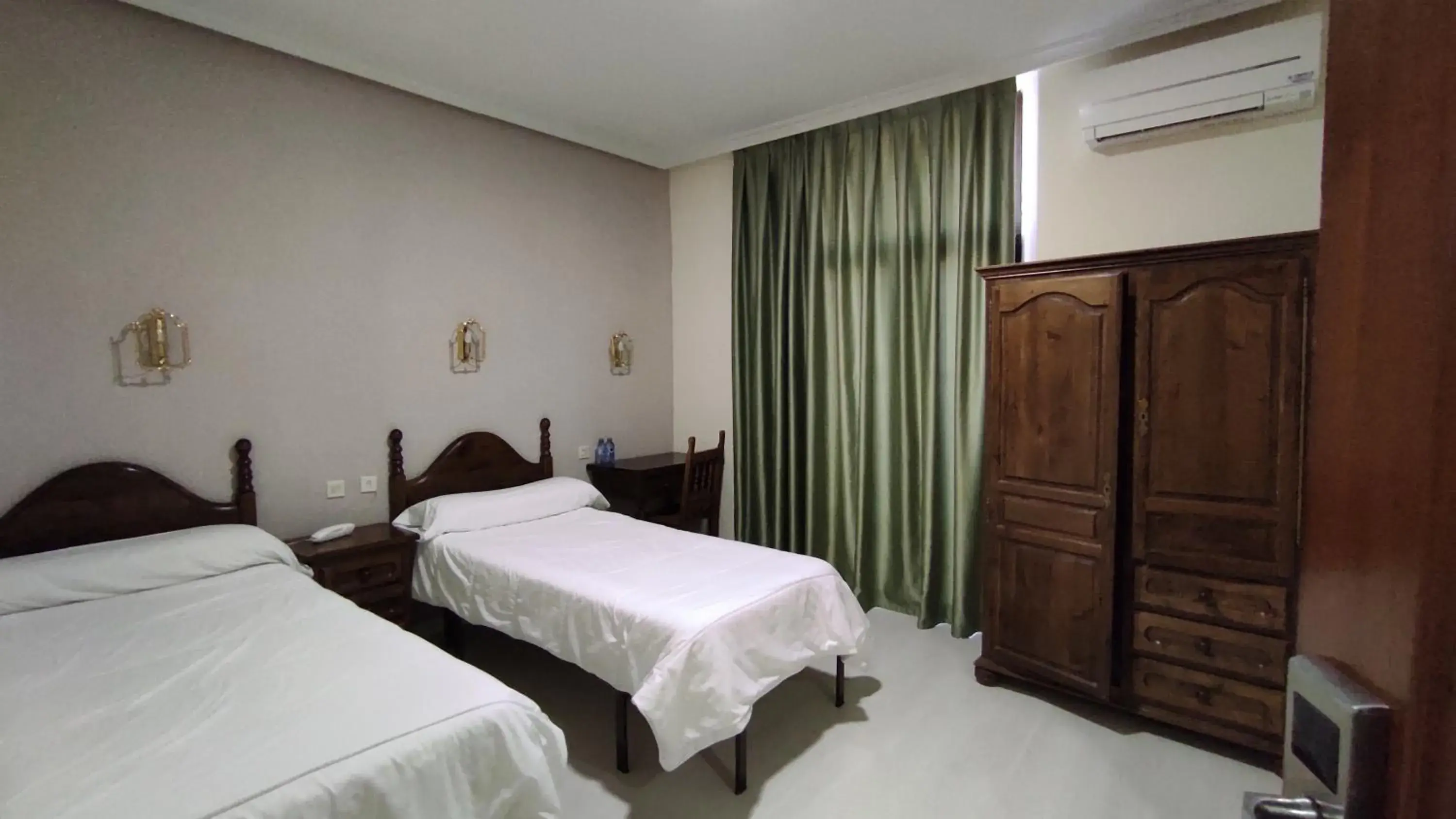 Photo of the whole room, Bed in Emperatriz II