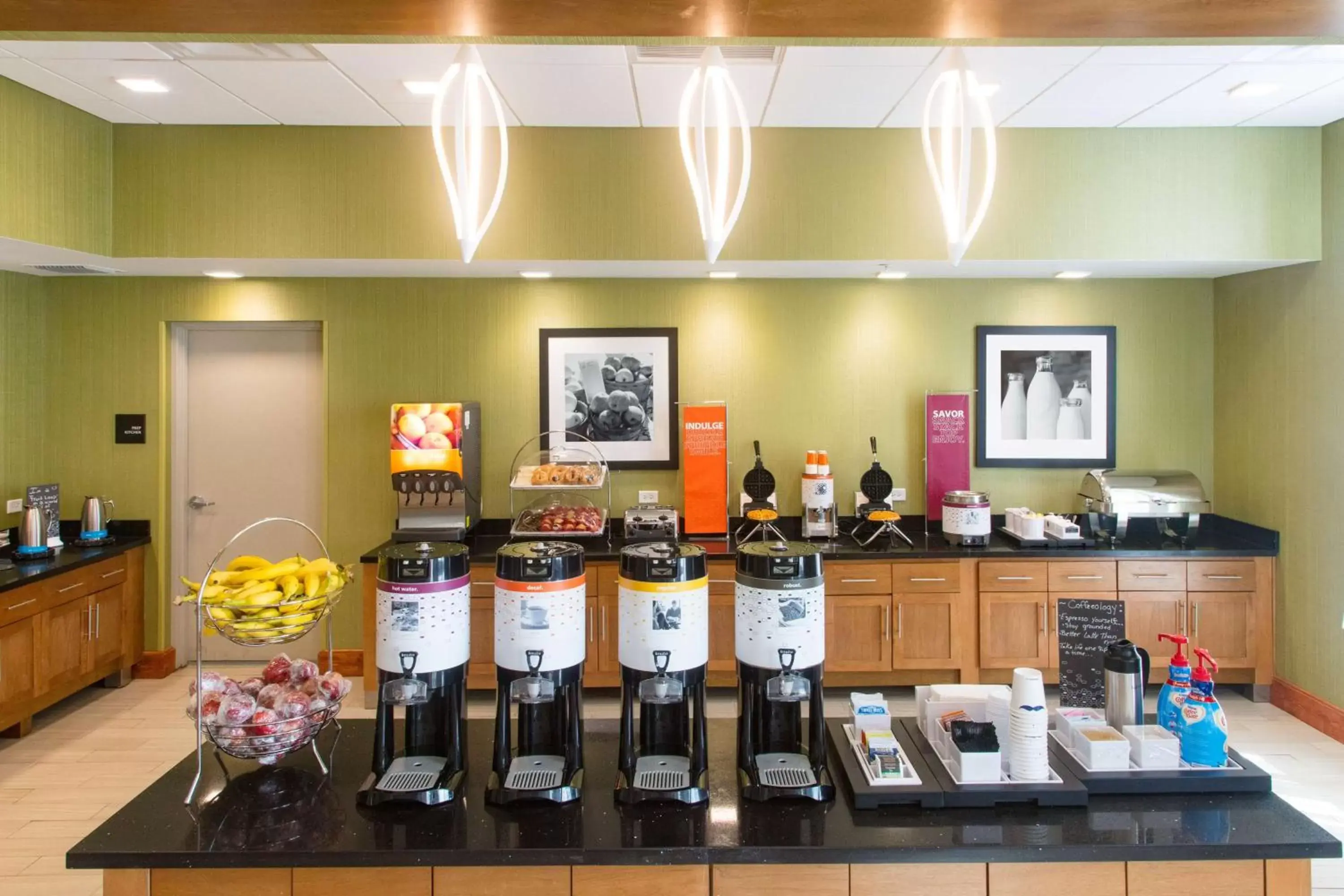 Dining area in Hampton Inn - Palatka