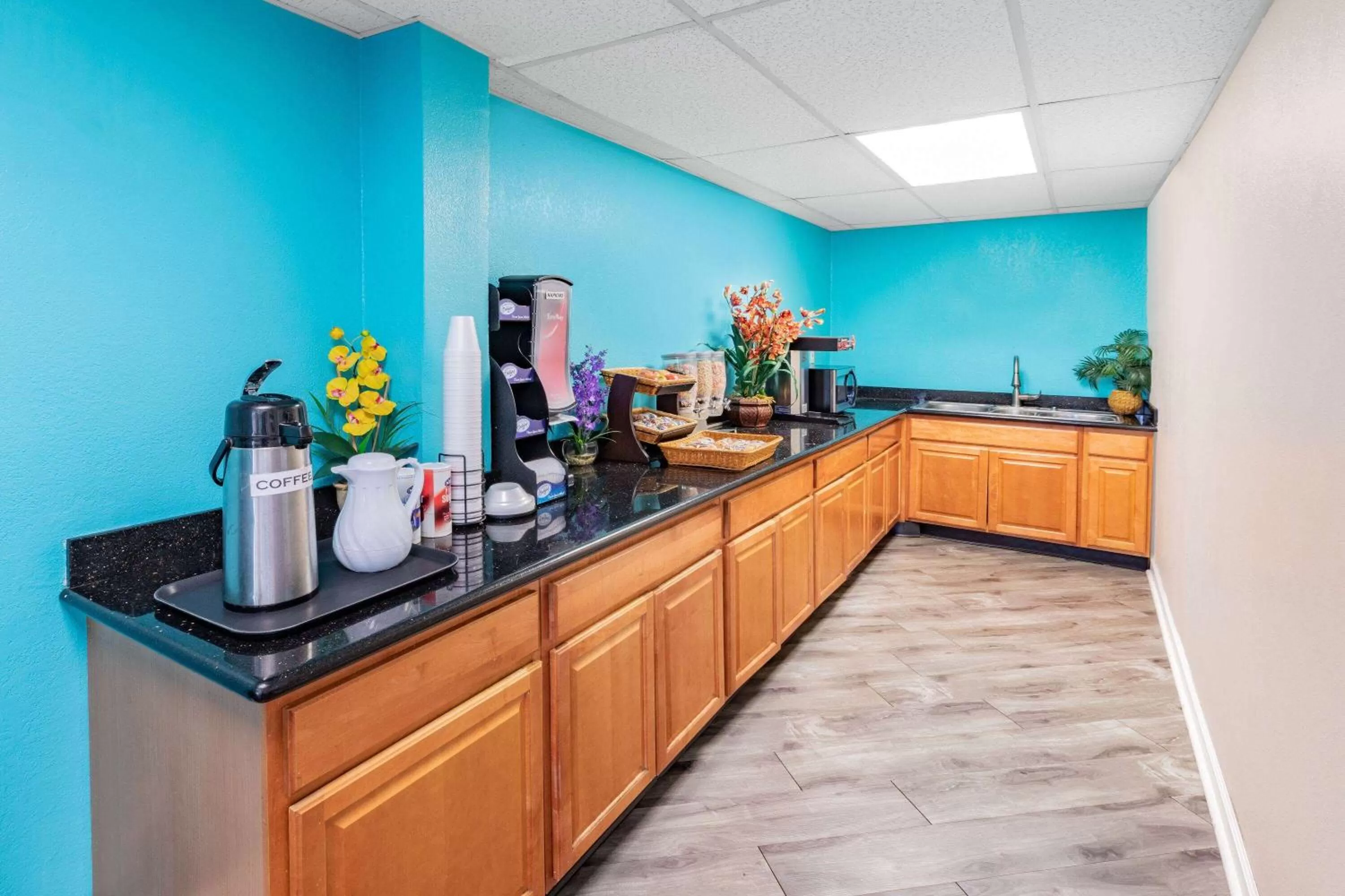 Breakfast in Howard Johnson by Wyndham Houston Hobby Airport