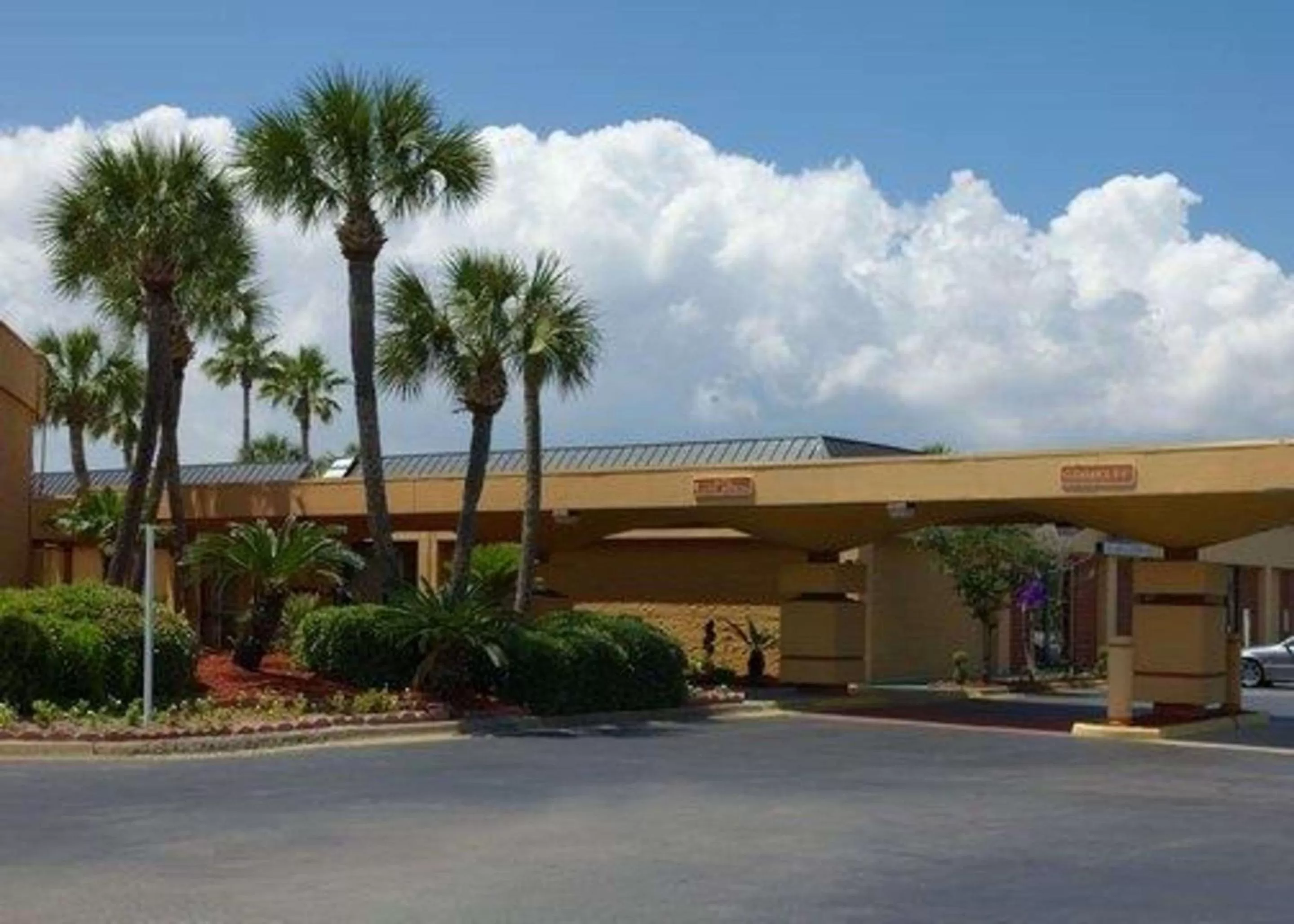 Quality Inn & Suites Gulf Breeze Bayside near Pensacola Beach