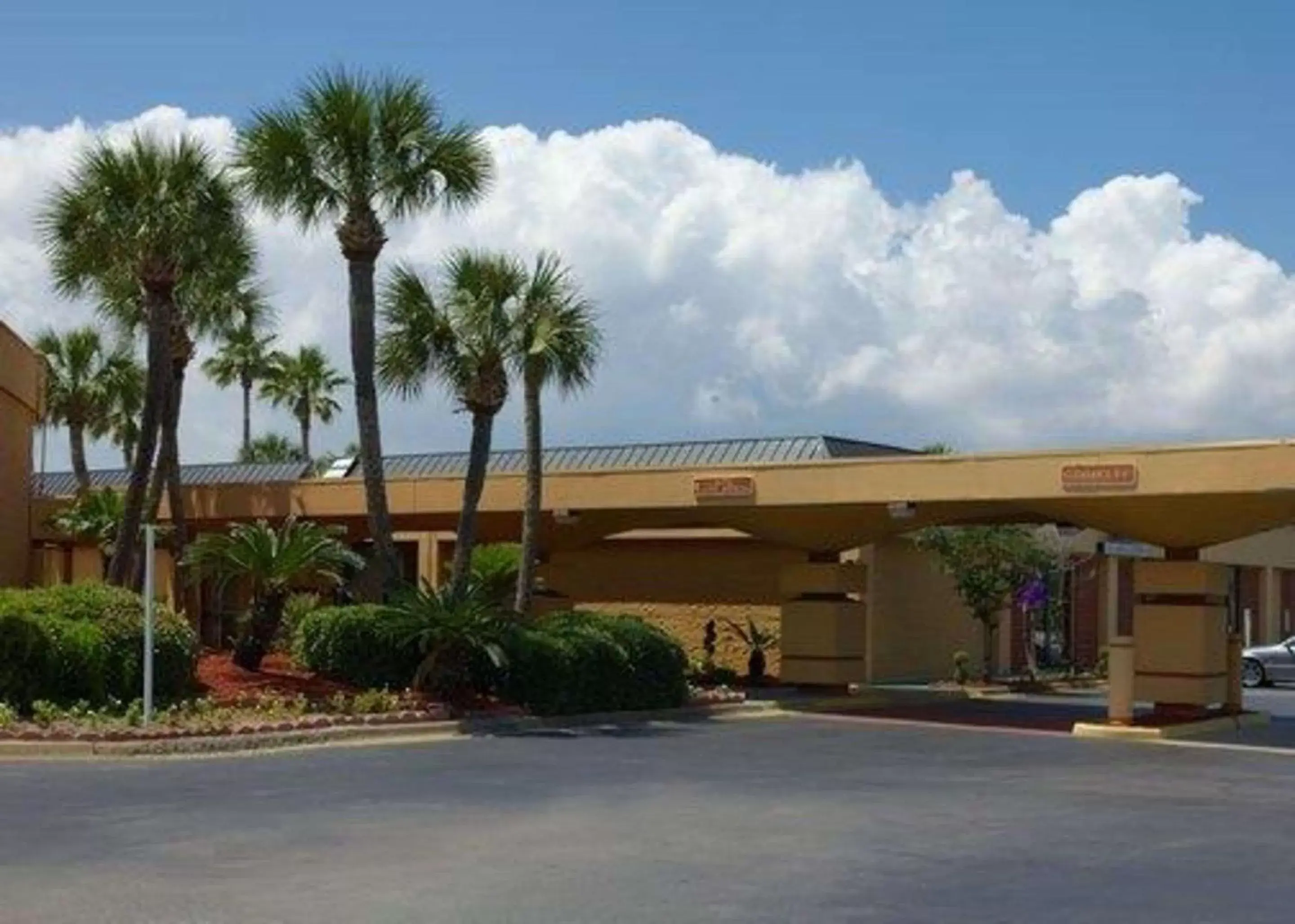 Property Building in Quality Inn & Suites on the Bay near Pensacola Beach