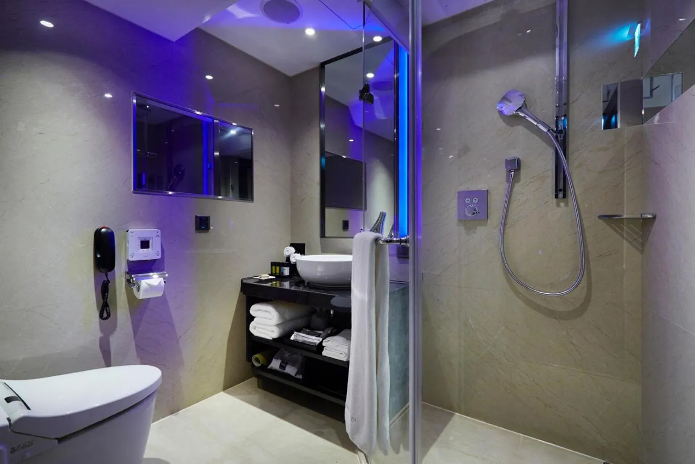 Toilet in The Tango Hotel Taipei FuHsing