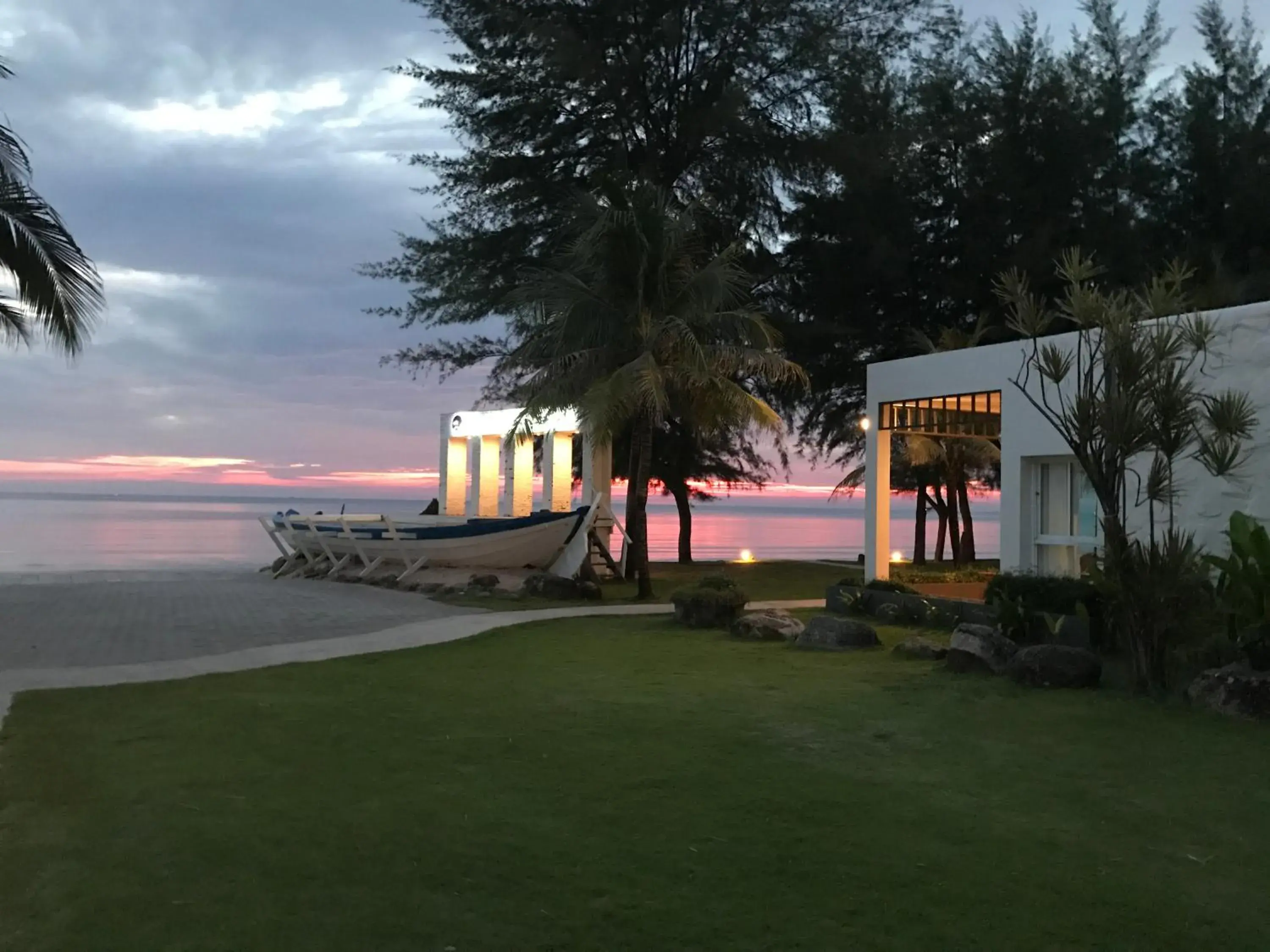 Garden in Chaolao Tosang Beach Hotel