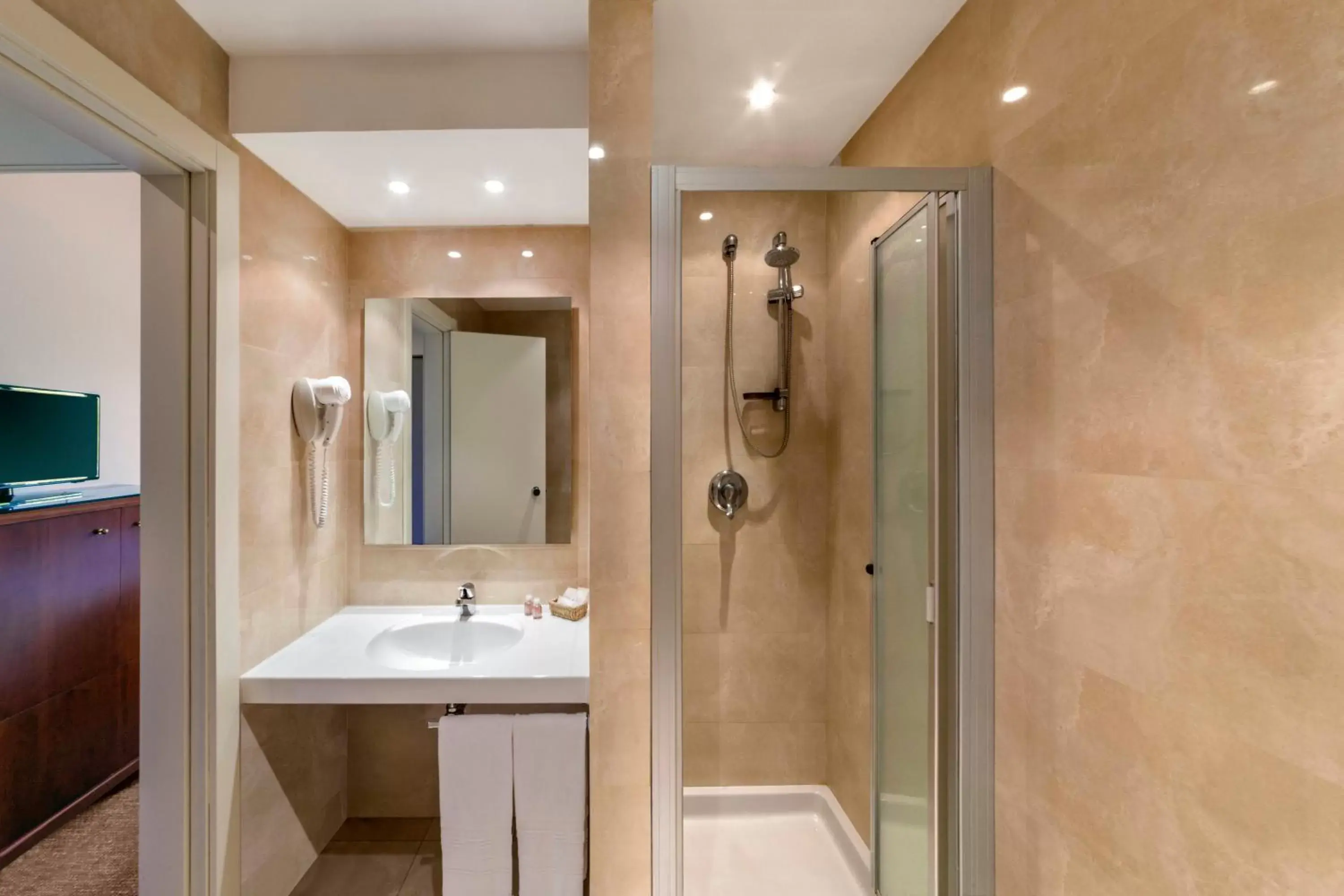 Shower, Bathroom in Peralba Autohotel