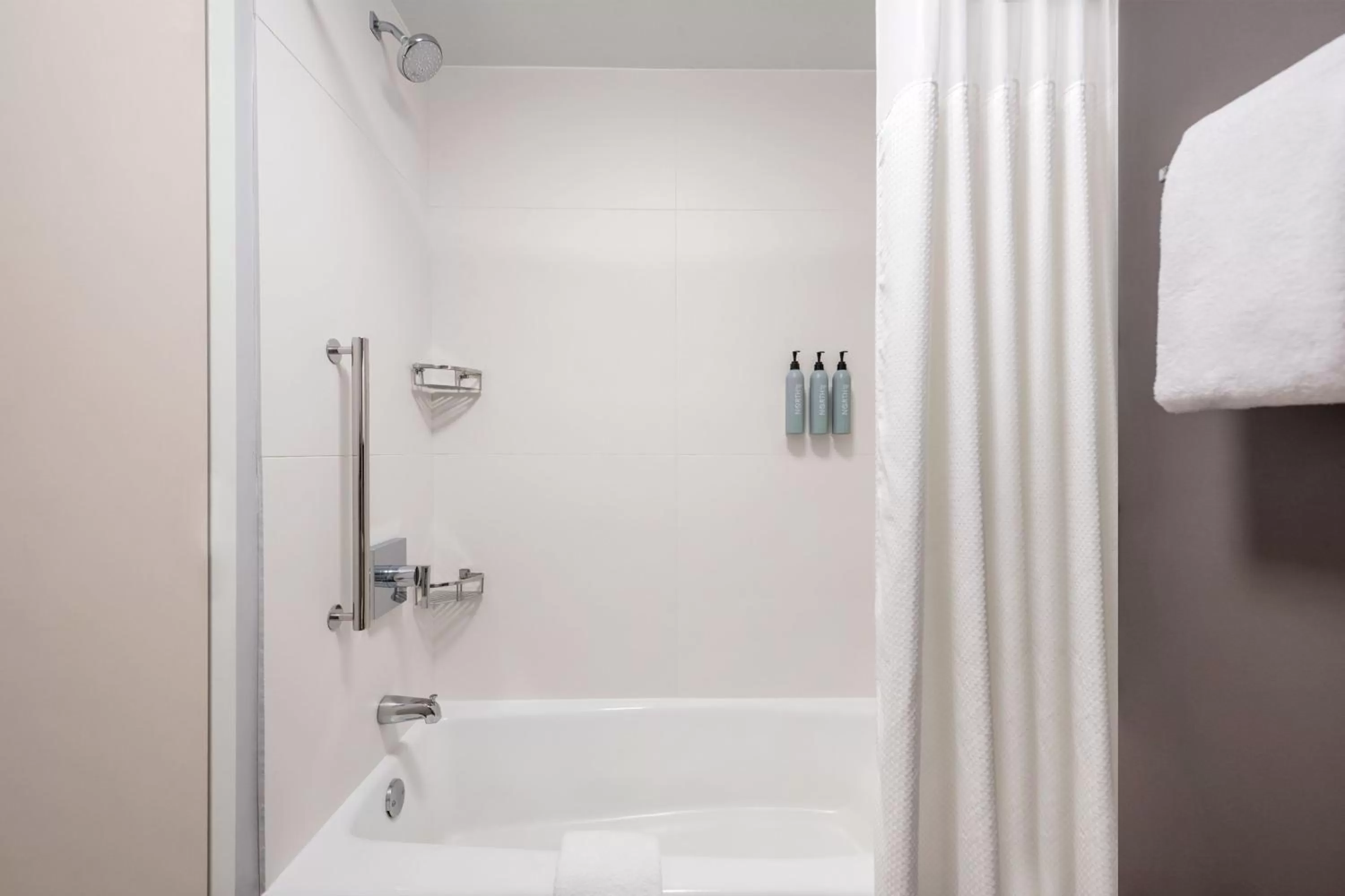 Bathroom in Courtyard by Marriott Charlotte Ballantyne