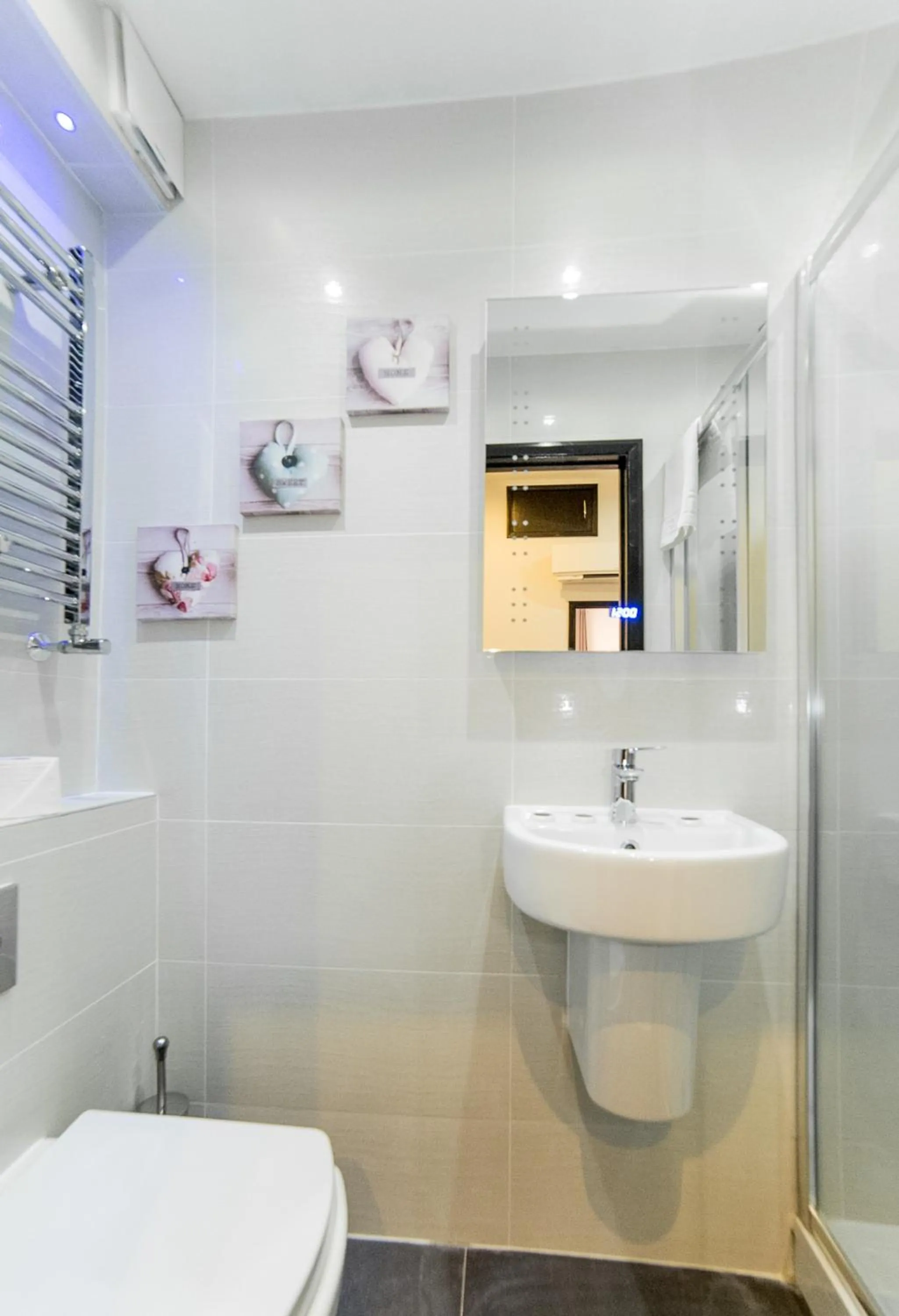 Shower in Imperial Court Suites