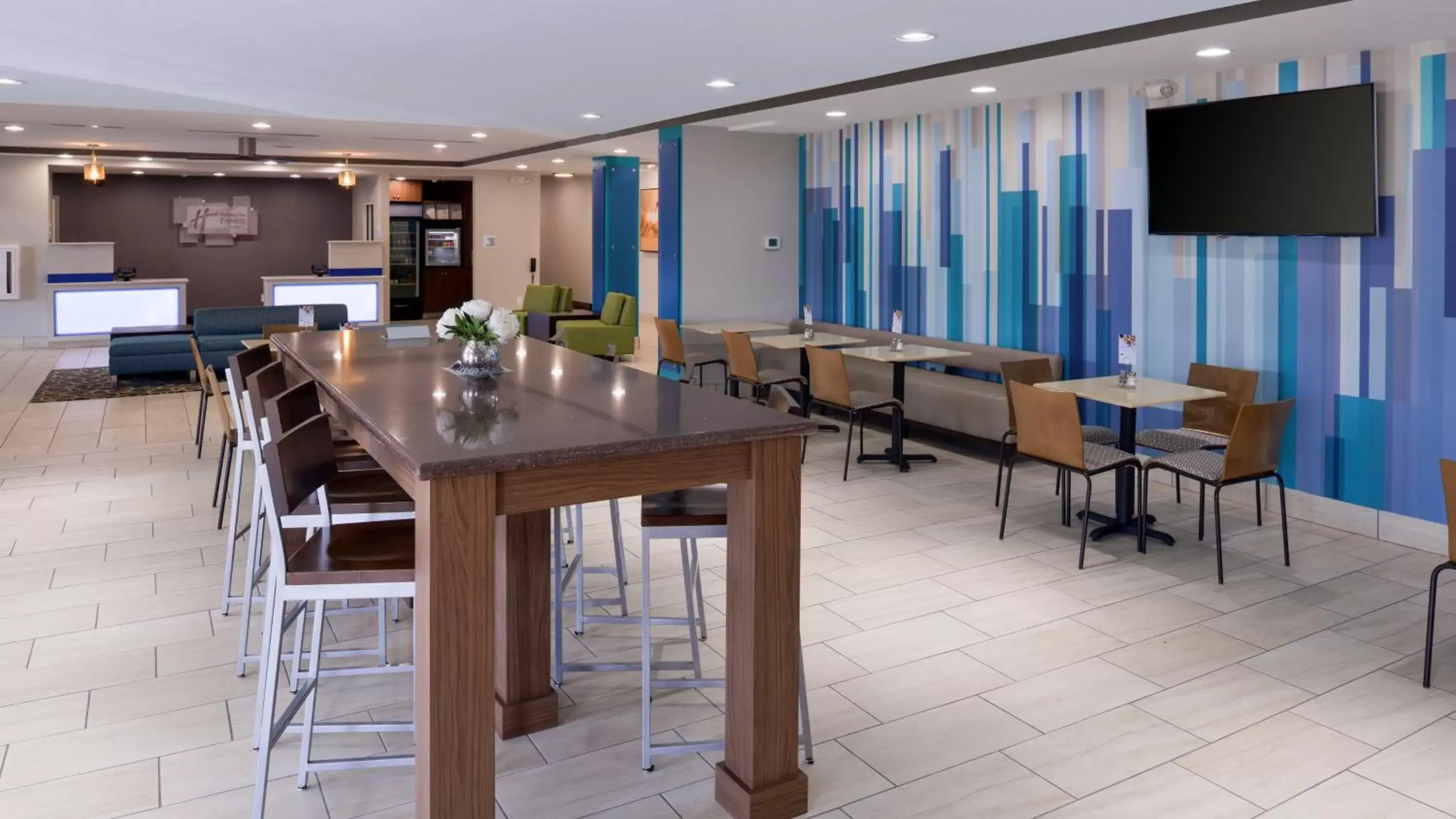 Lobby or reception, Lounge/Bar in Holiday Inn Express & Suites Lexington Midtown - I-75, an IHG Hotel