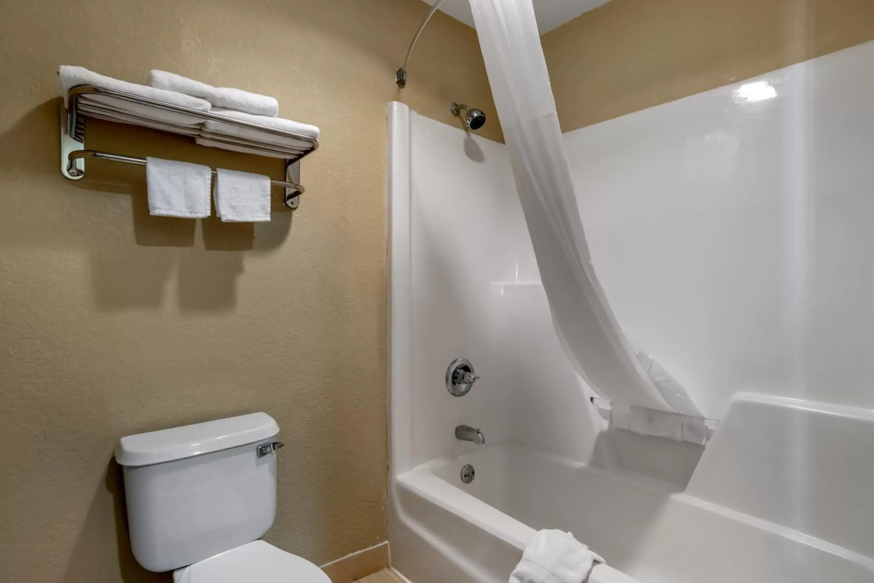 Bathroom in Quality Inn Phenix City Columbus