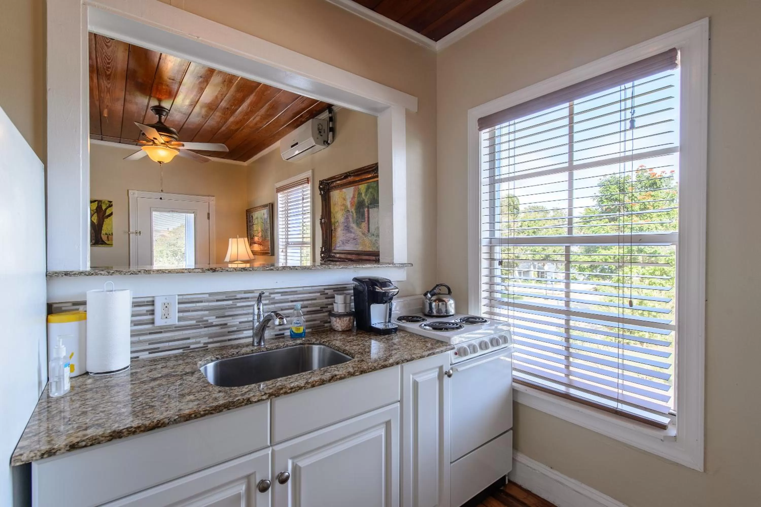 Coffee/tea facilities in Old Colorado Inn