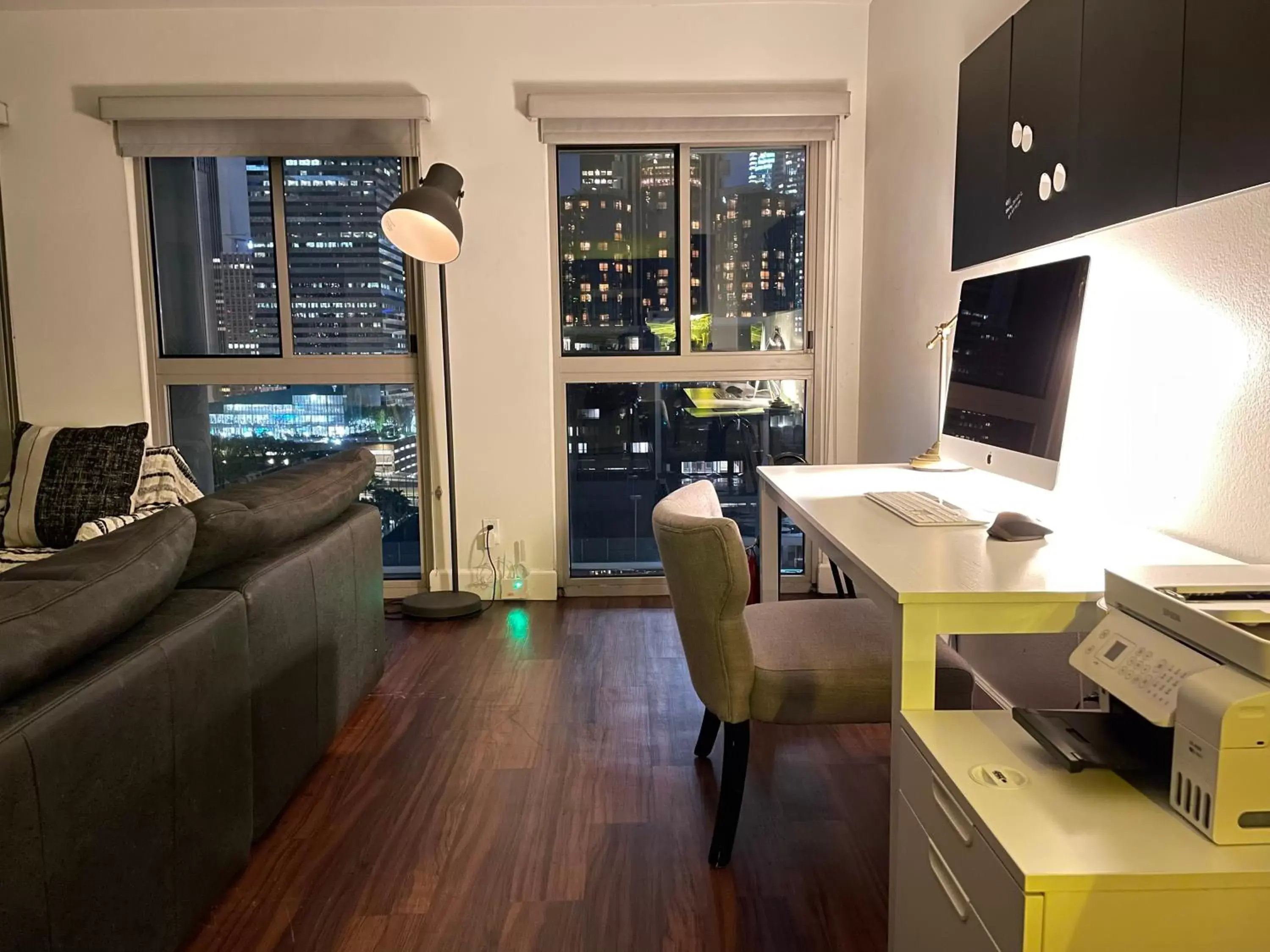 TV and multimedia in Amazing DTLA View 1bd Full Kitchen Free Private Parking.
