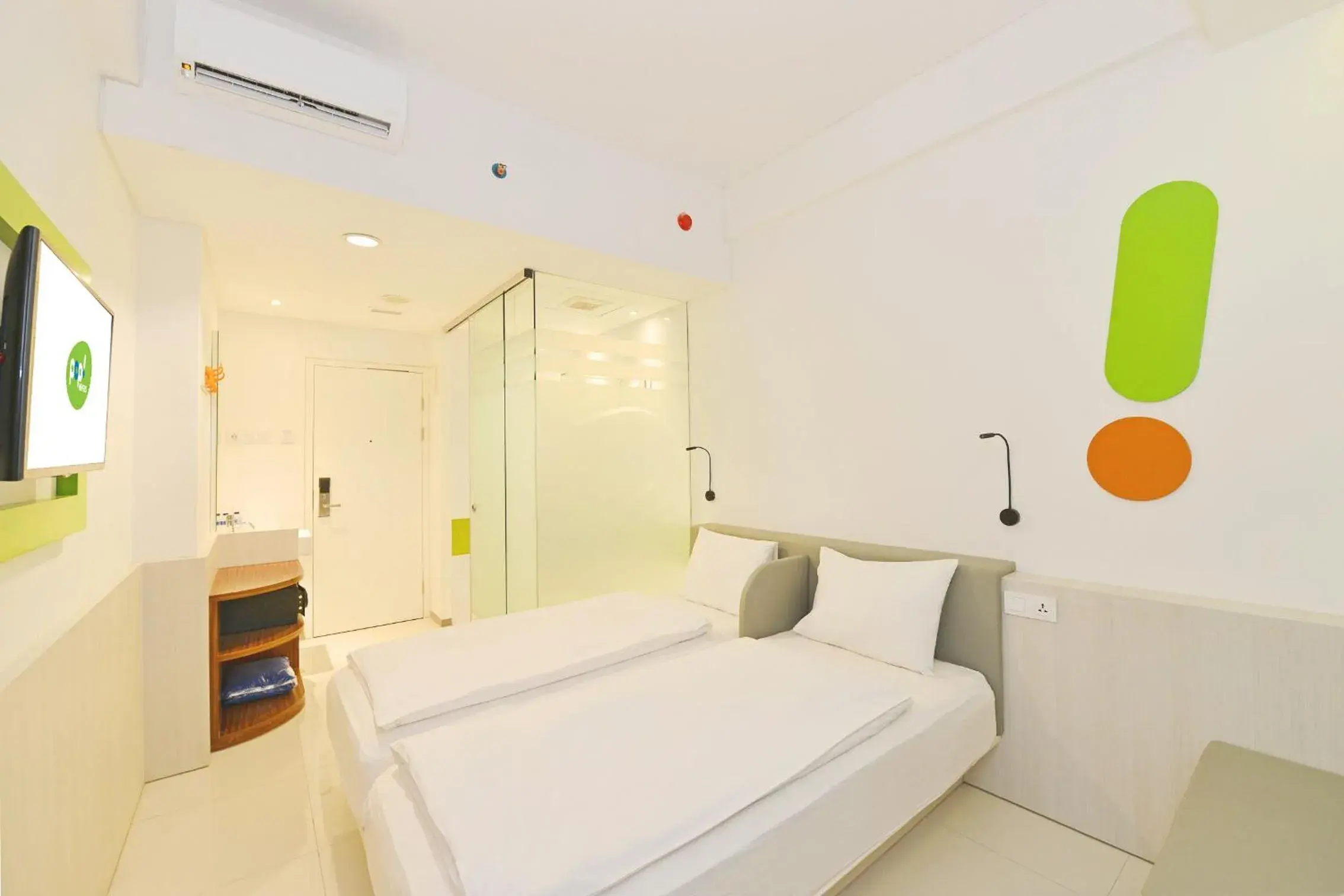 Bedroom, Bed in POP Hotel Pasar Baru Jakarta