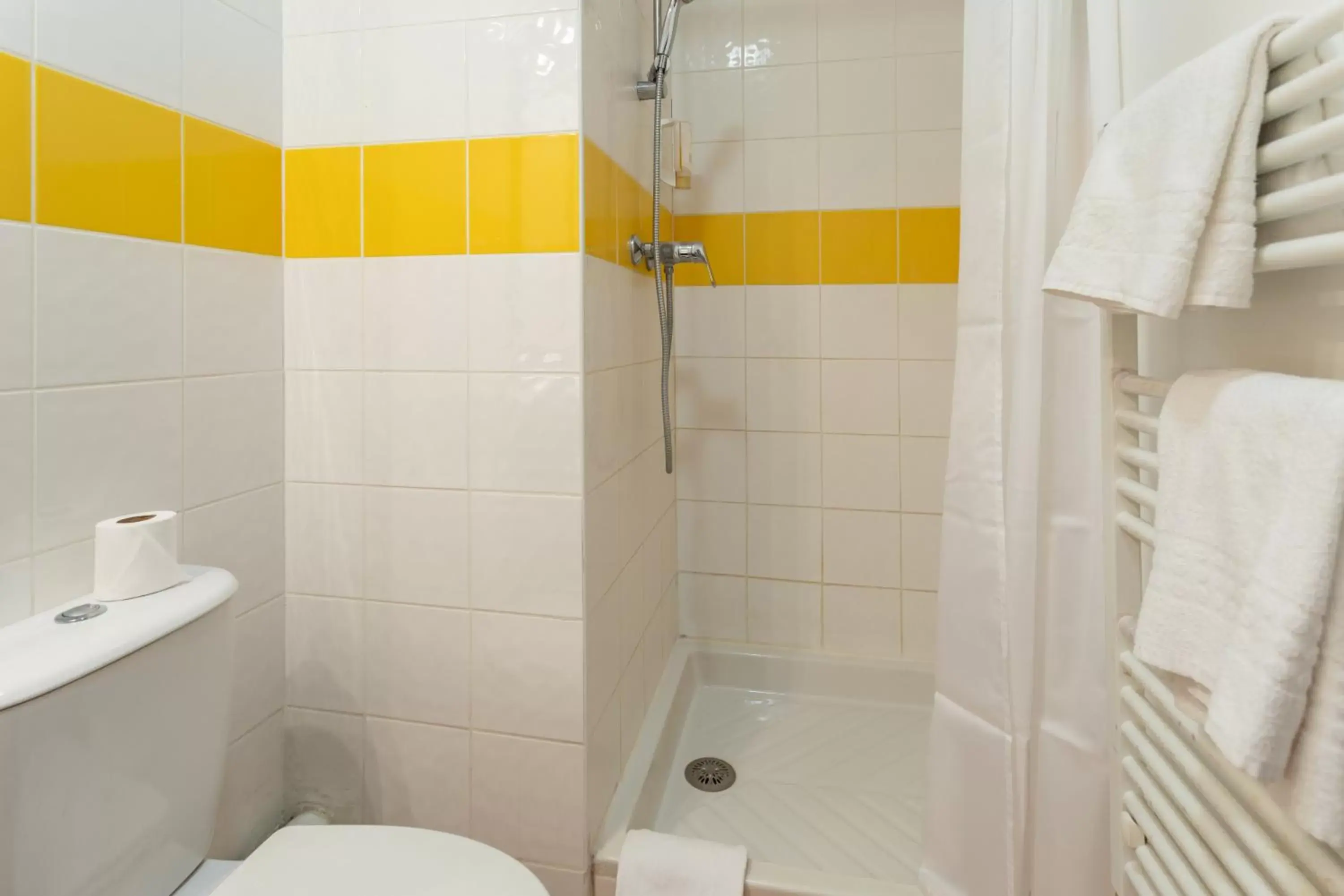 Shower, Bathroom in Zenitude Hôtel-Résidences Nîmes Centre