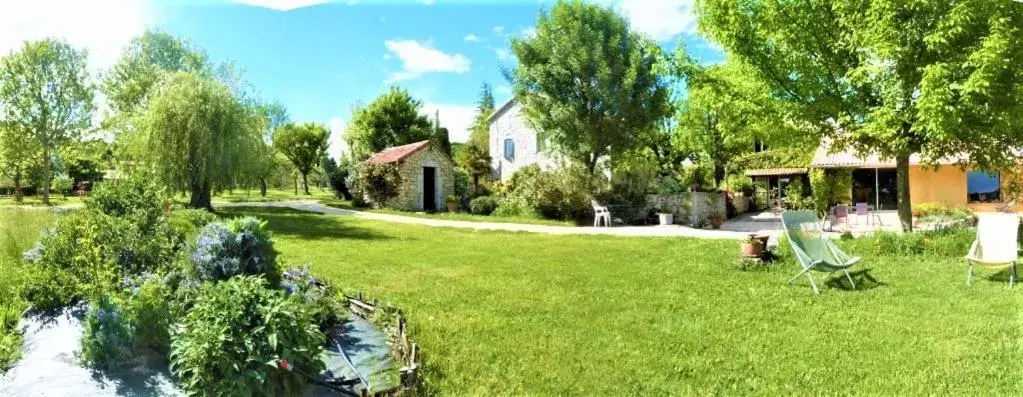 Garden in Gîte de groupe 16p, 7 ch, 6 sdb, PARC et SALLE DE RECEPTION