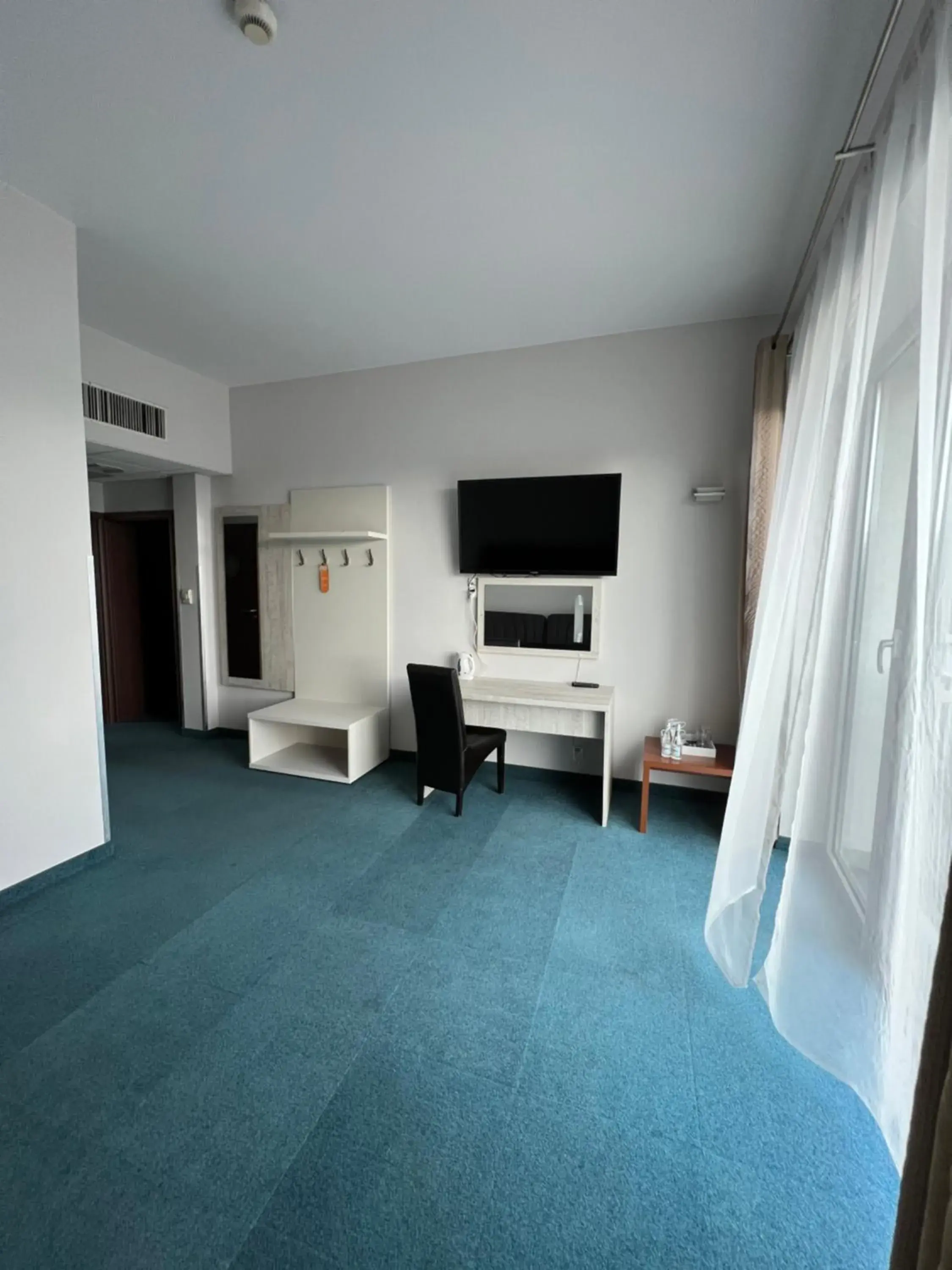 Communal lounge/ TV room, TV/Entertainment Center in Hotel Poleski