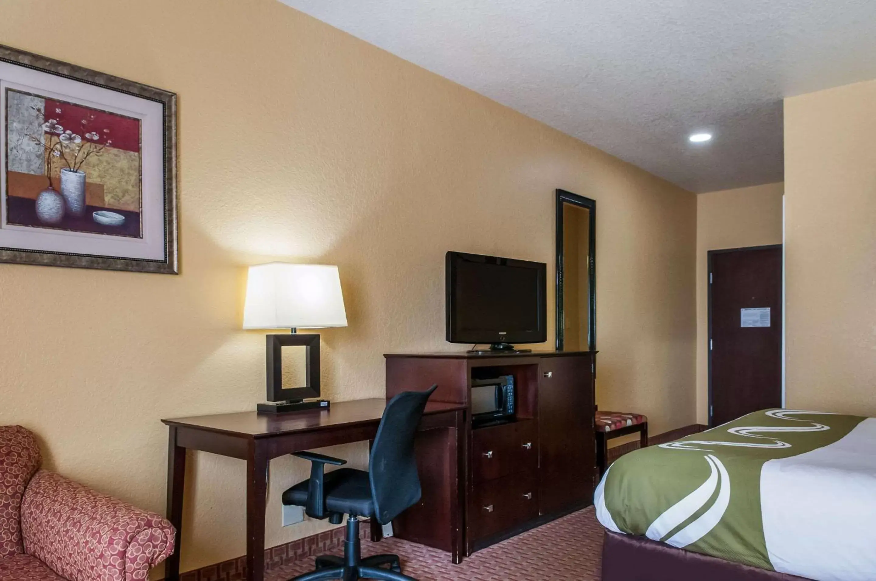 Photo of the whole room, TV/Entertainment Center in Quality Inn & Suites Slidell