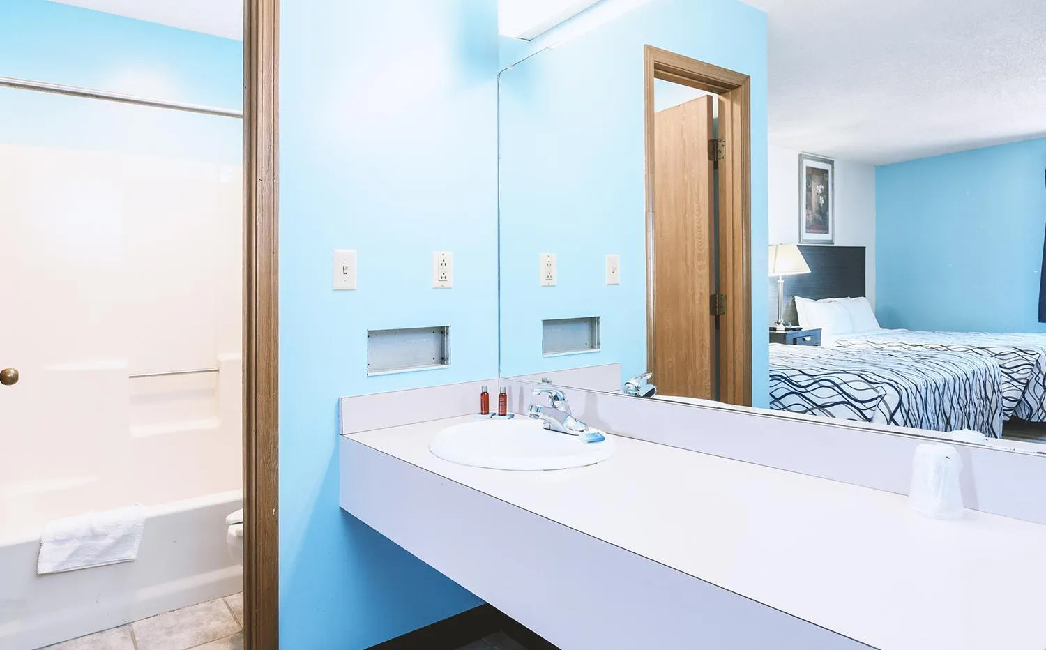 Bathroom, Bed in Sky-Palace Inn & Suites Wellington