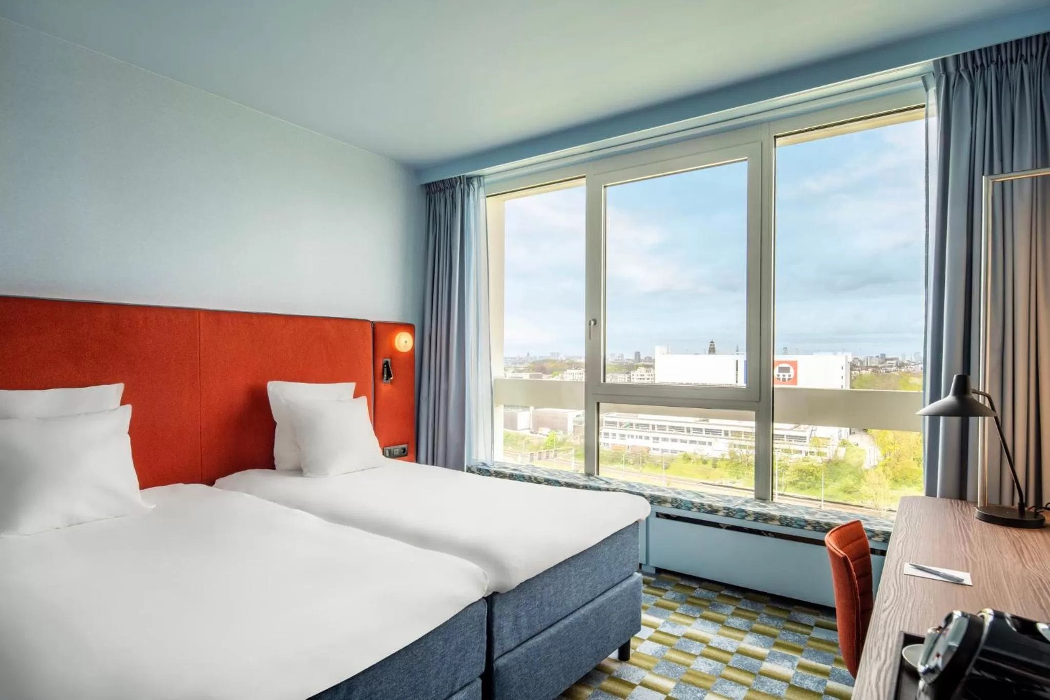 Photo of the whole room, Bed in Crowne Plaza Antwerpen by IHG