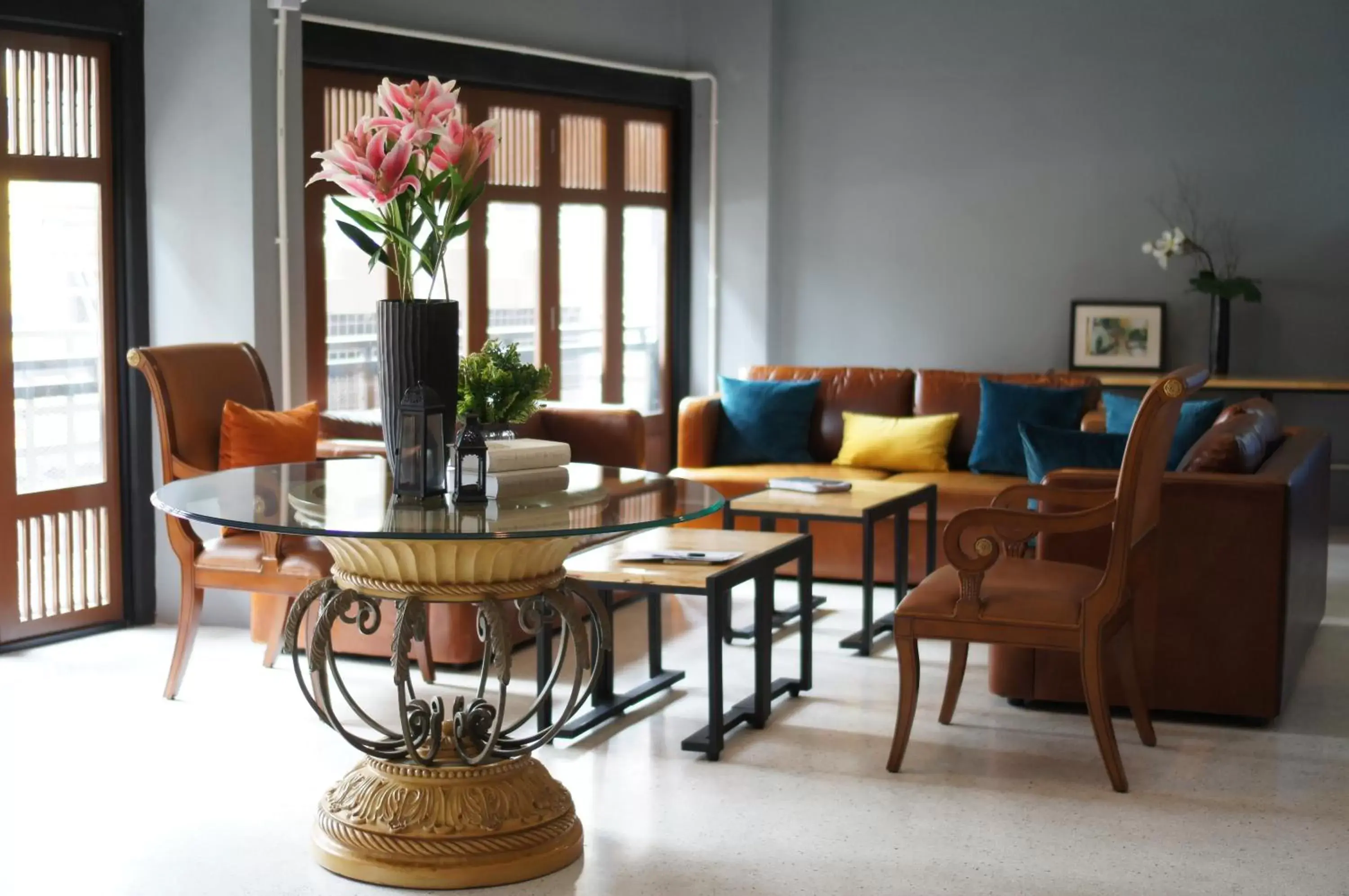 Communal lounge/ TV room in W22 by Burasari Communal lounge/ TV room in W22 by Burasari