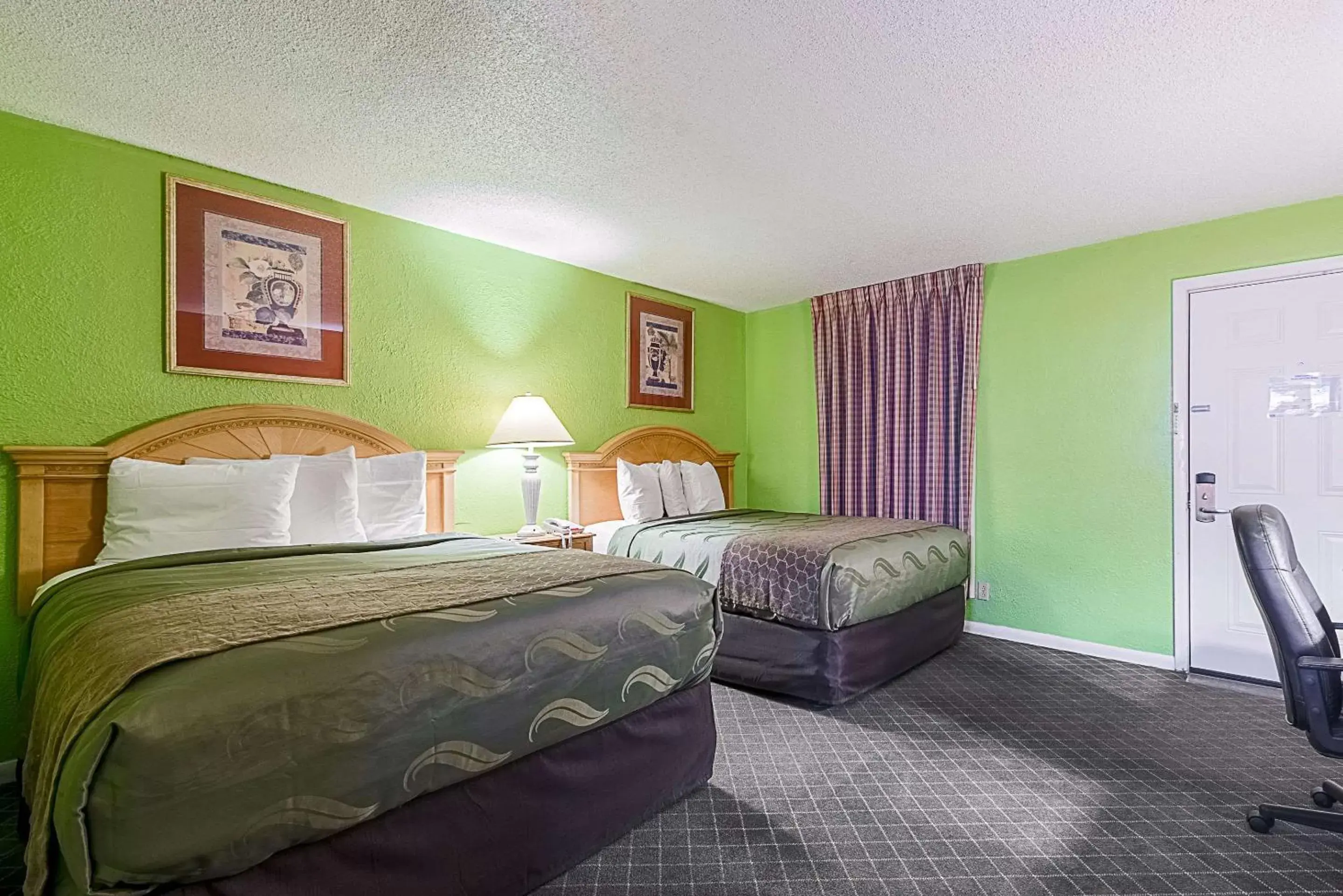 Photo of the whole room, Bed in Highway Inn