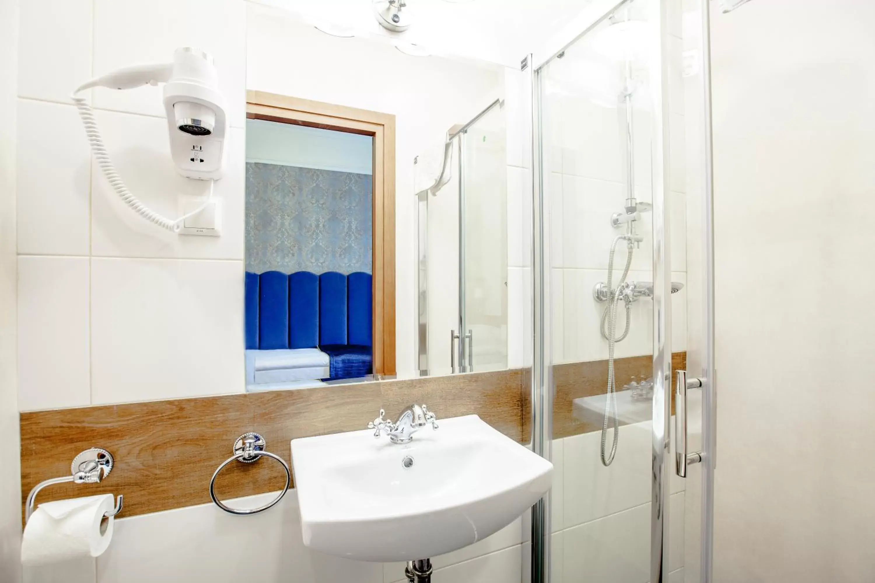 Shower, Bathroom in Hotel Diament Plaza Gliwice
