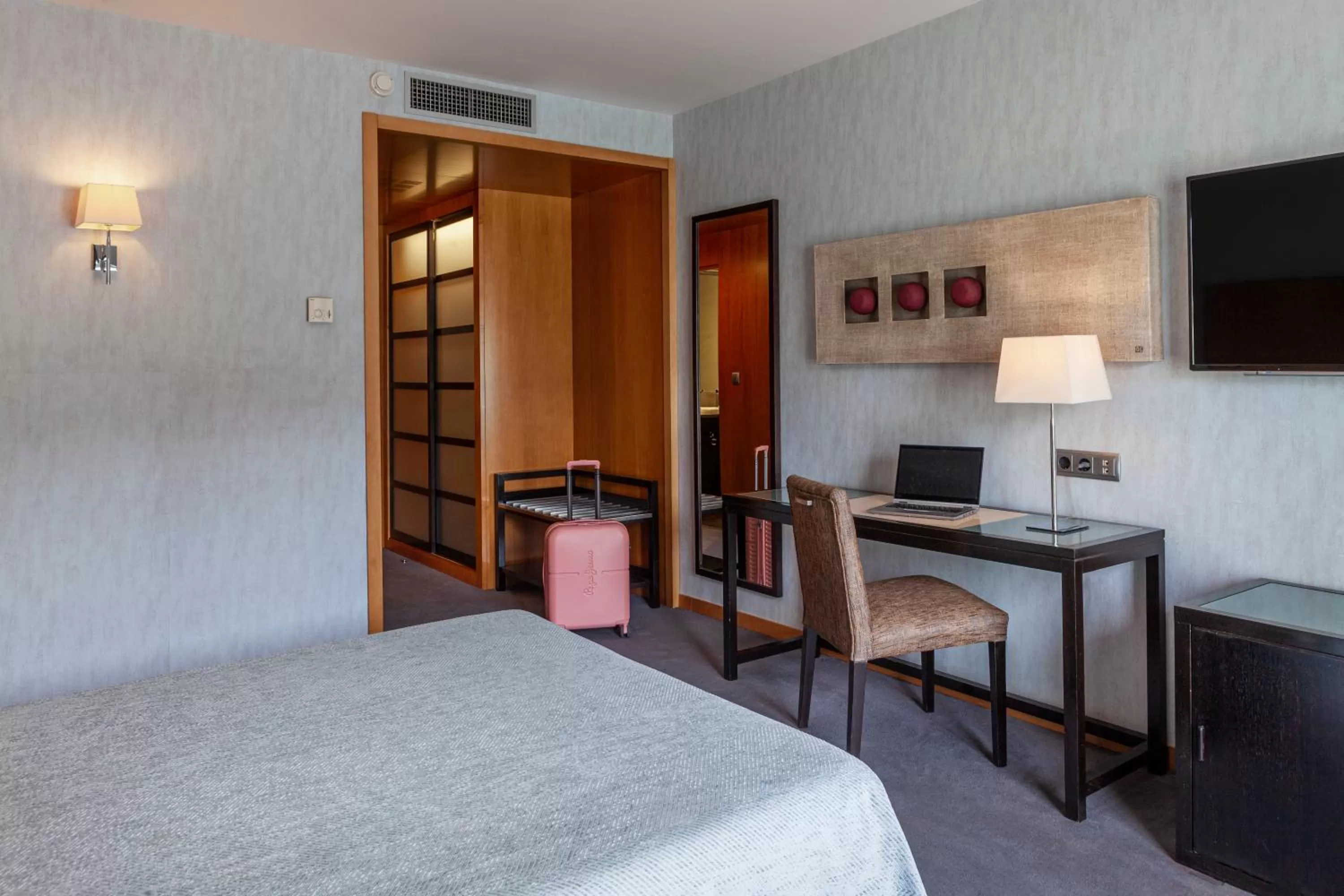 Photo of the whole room, Bed in Hotel Macià Real De La Alhambra