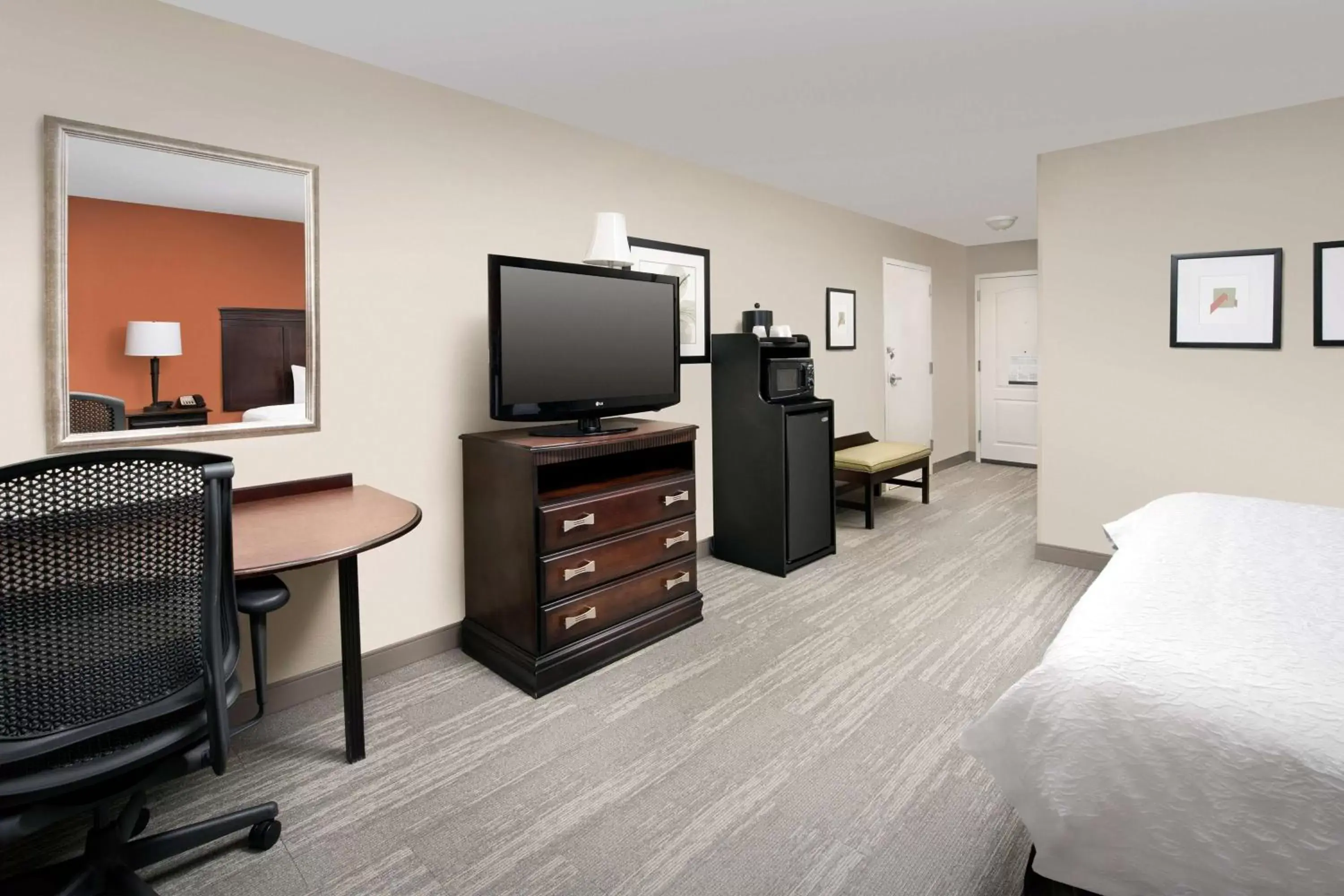 Bedroom, TV/Entertainment Center in Hampton Inn Lenoir City