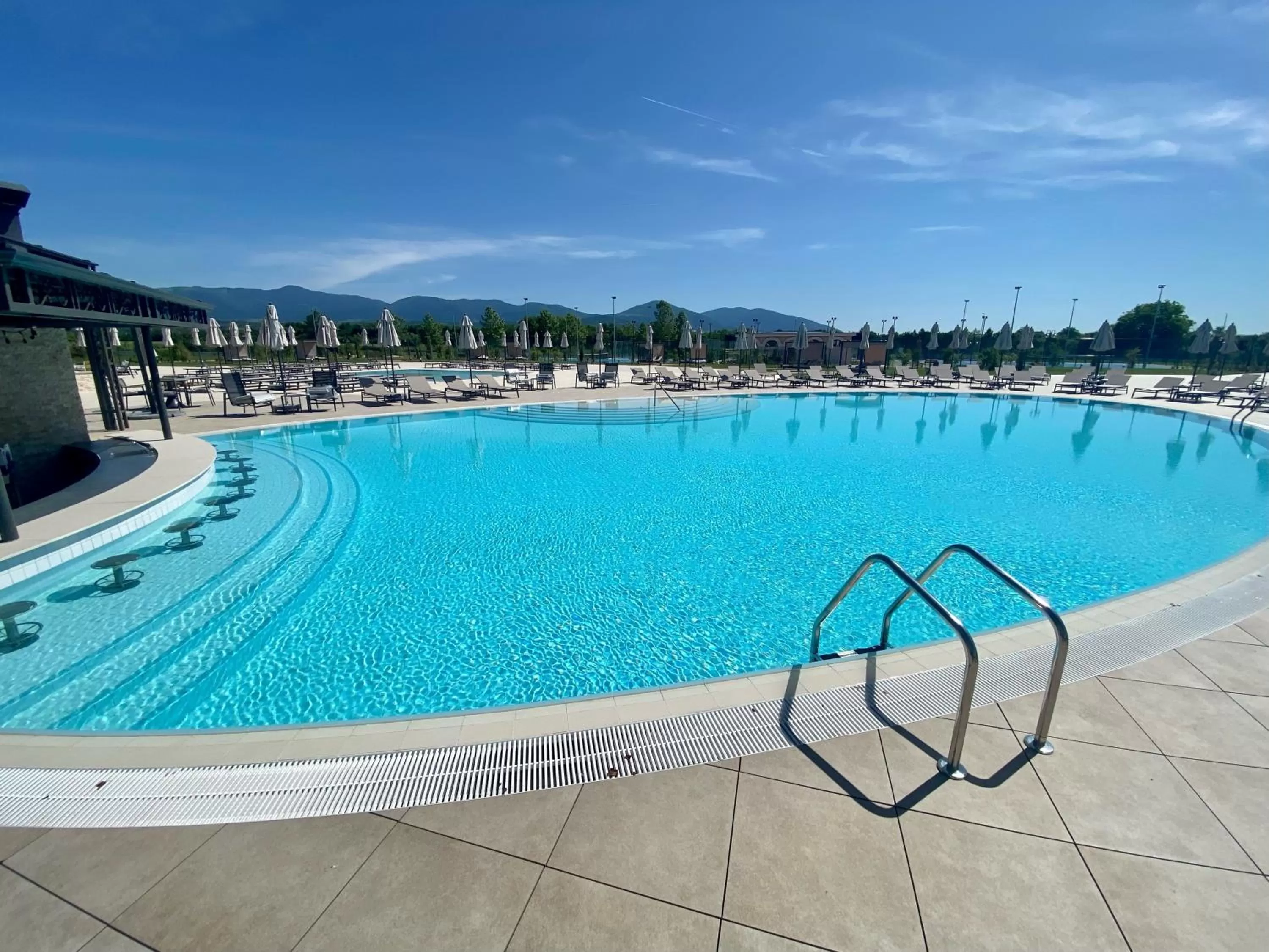 Swimming pool in Kings' Valley Medical & Spa Hotel