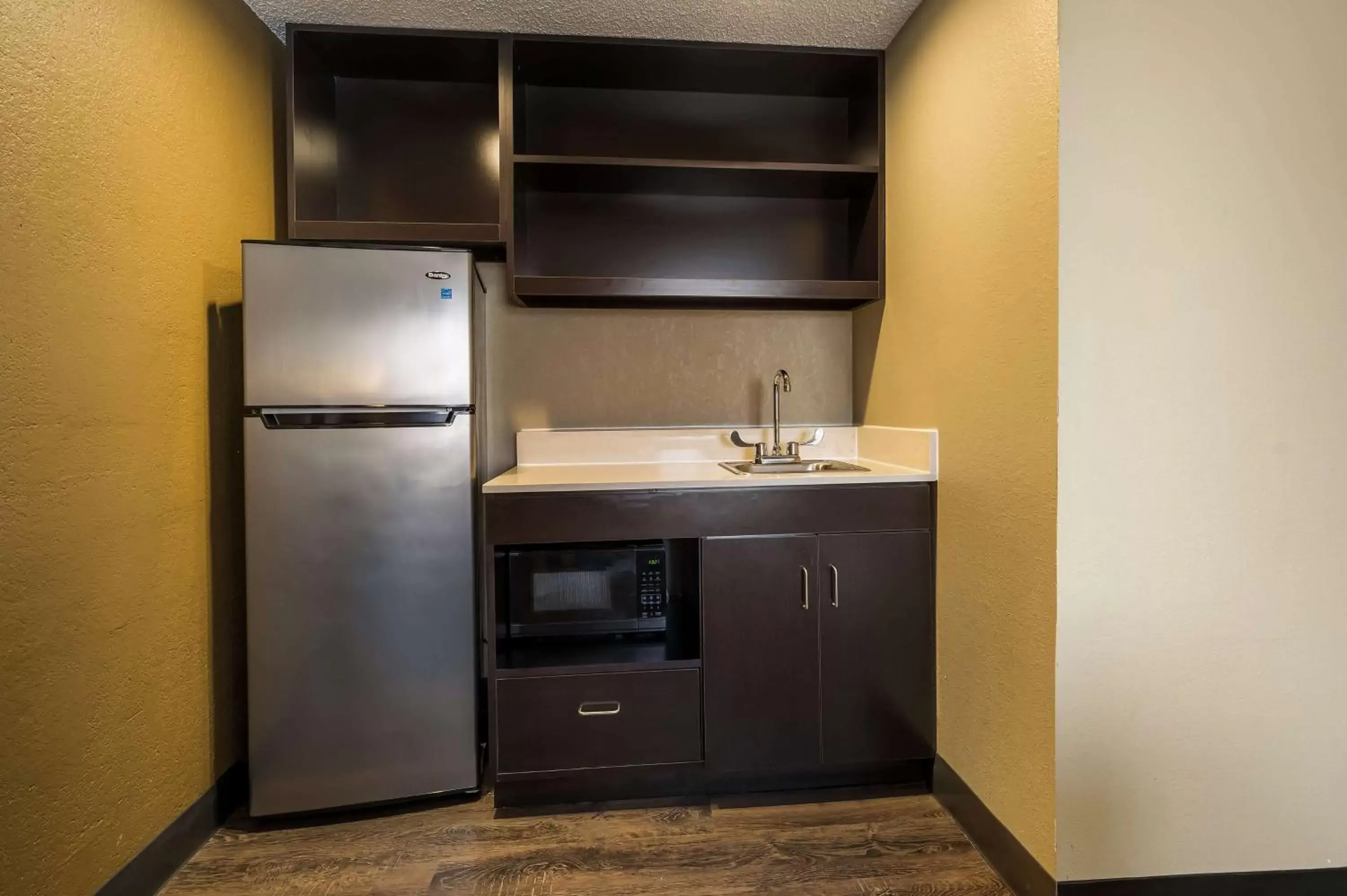 Photo of the whole room, Kitchen/Kitchenette in Best Western Detroit Livonia