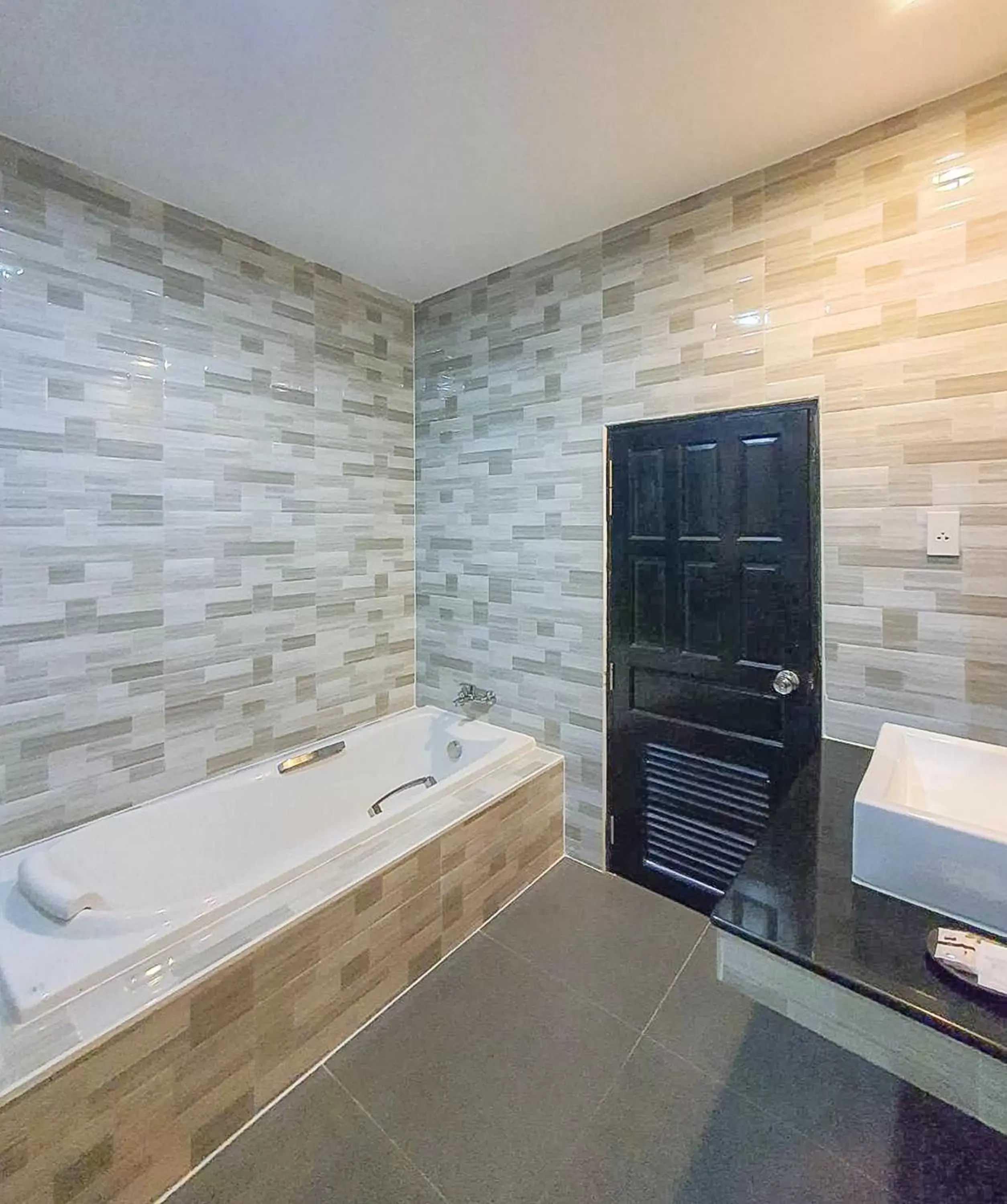 Bathroom, TV/Entertainment Center in Phornpailin Riverside Resort