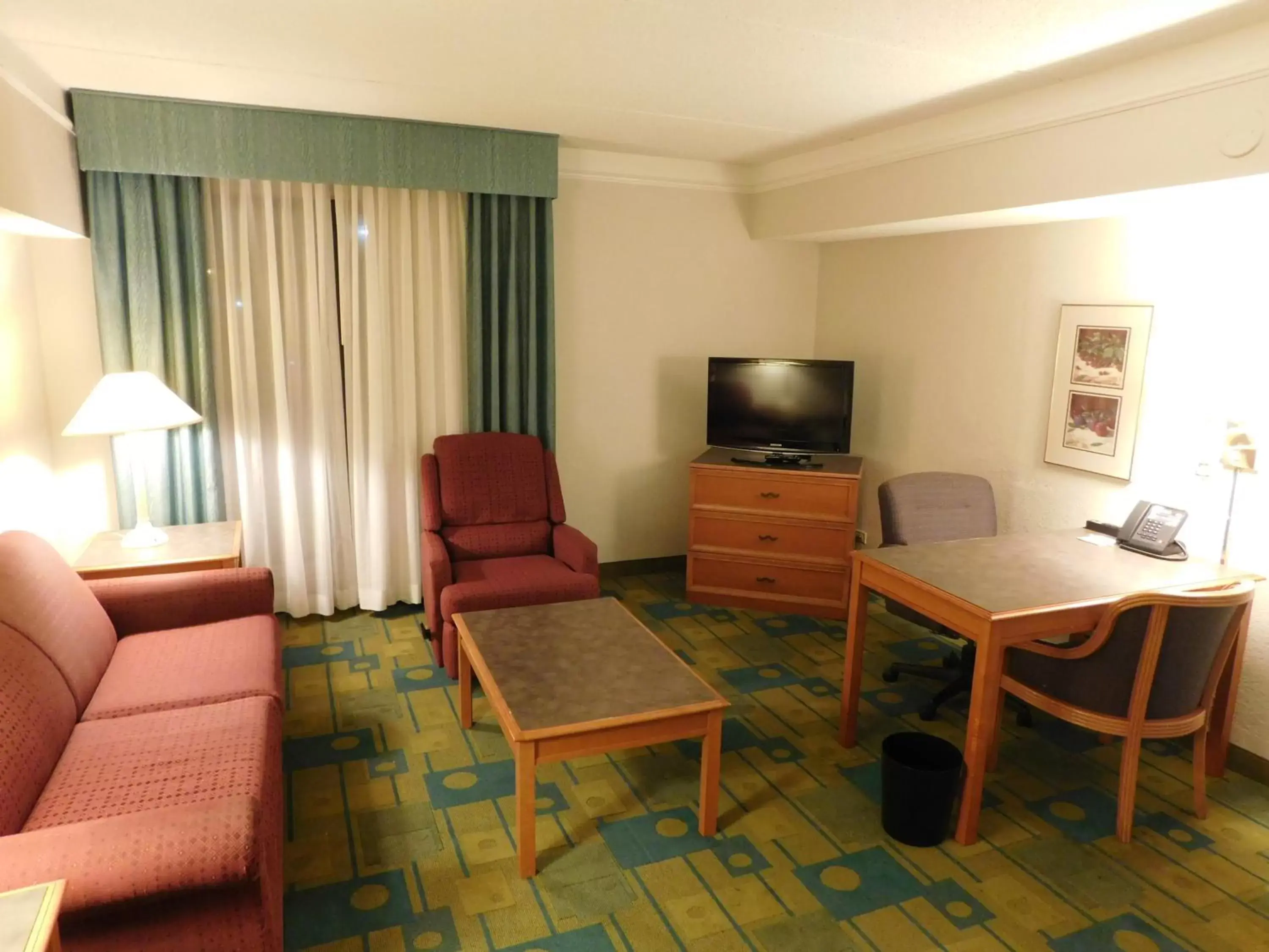 Living room, Seating Area in Days Inn & Suites by Wyndham Arlington Heights