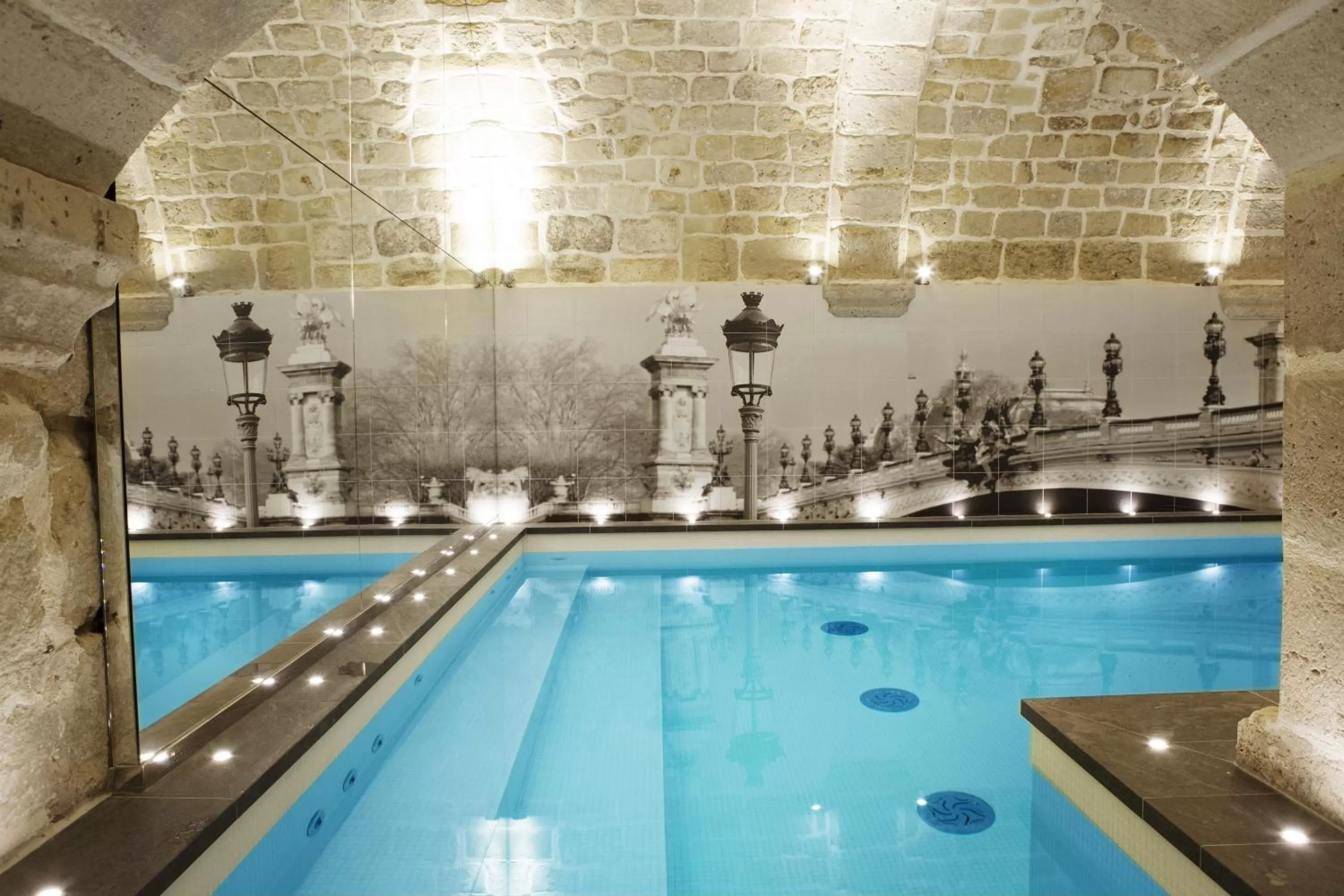Swimming pool in Hotel La Lanterne & Spa By Timhotel