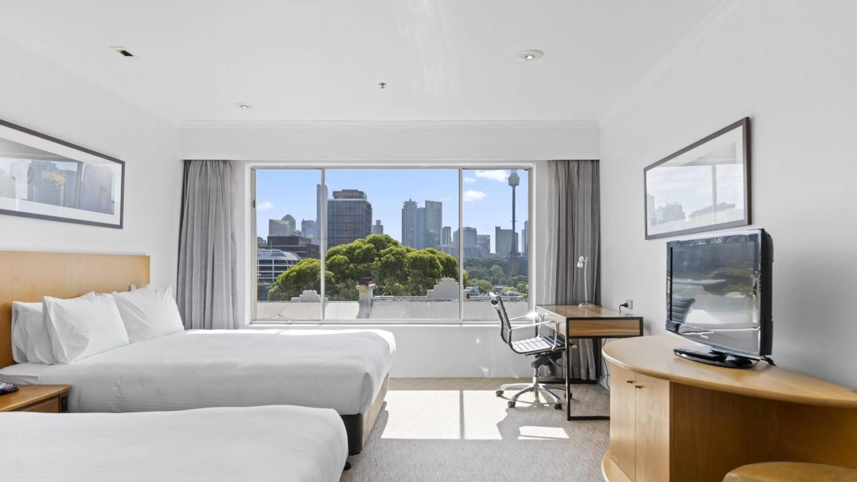 Photo of the whole room, Bed in Holiday Inn Sydney Potts Point