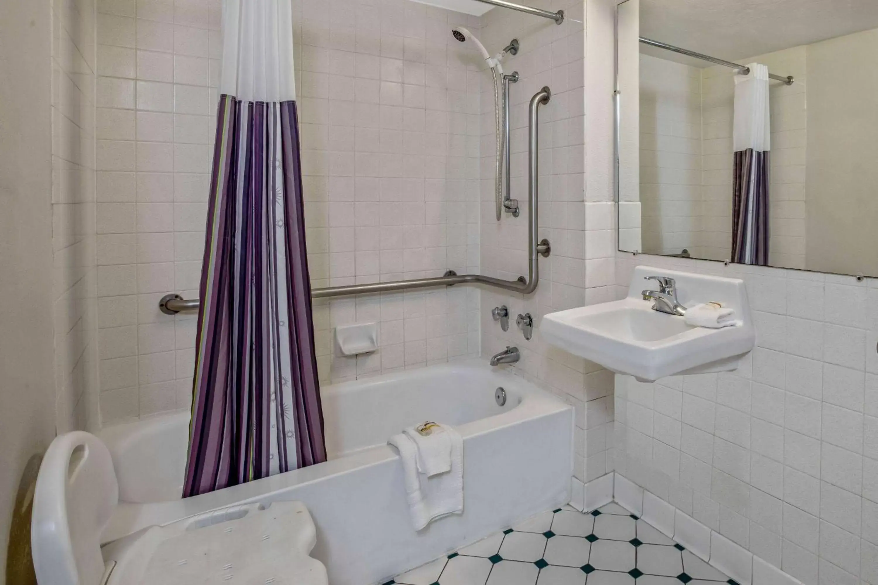 Bathroom in La Quinta Inn by Wyndham Stockton