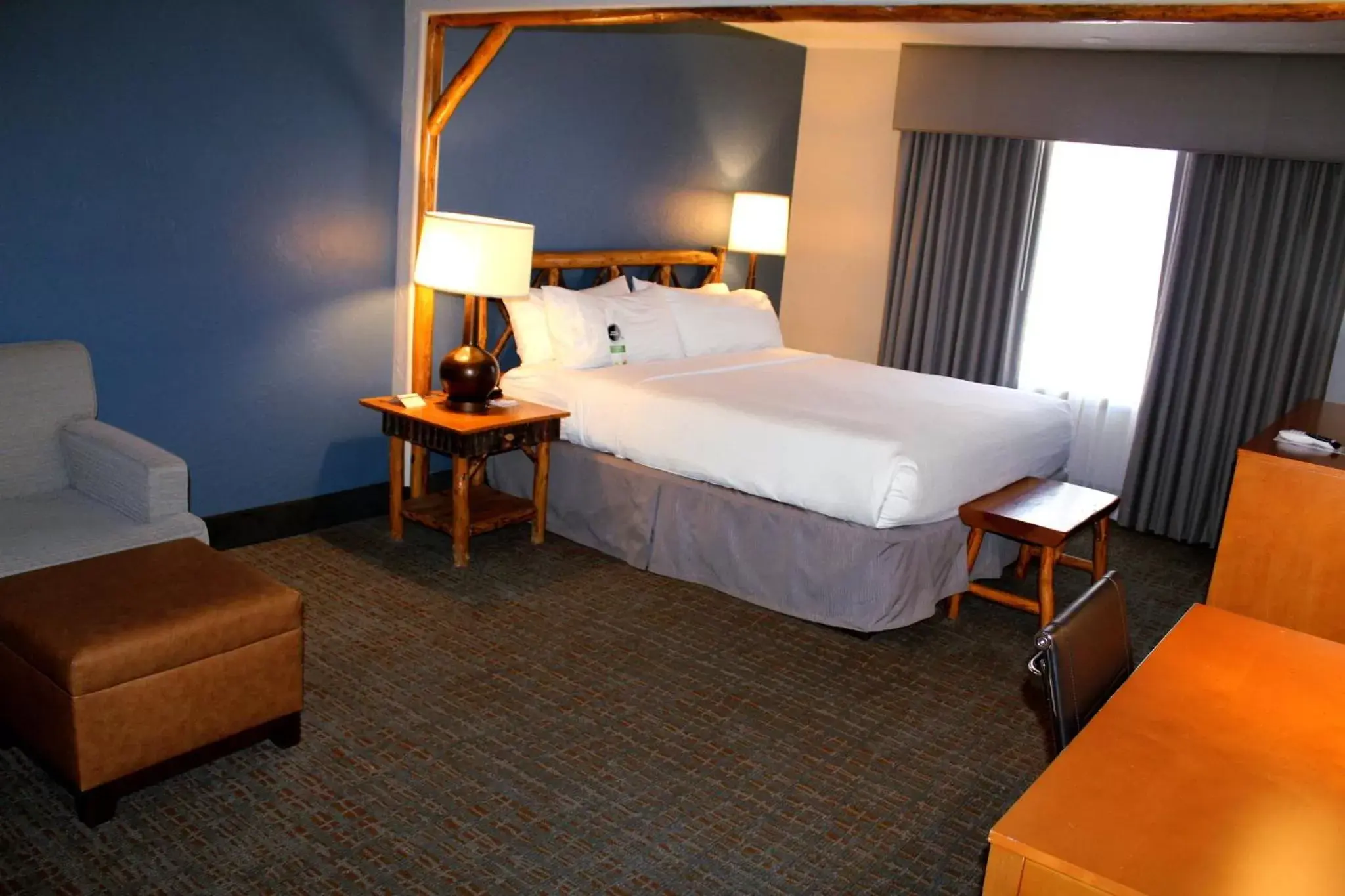 Photo of the whole room, Bed in Holiday Inn Resort The Lodge at Big Bear Lake, an IHG Hotel