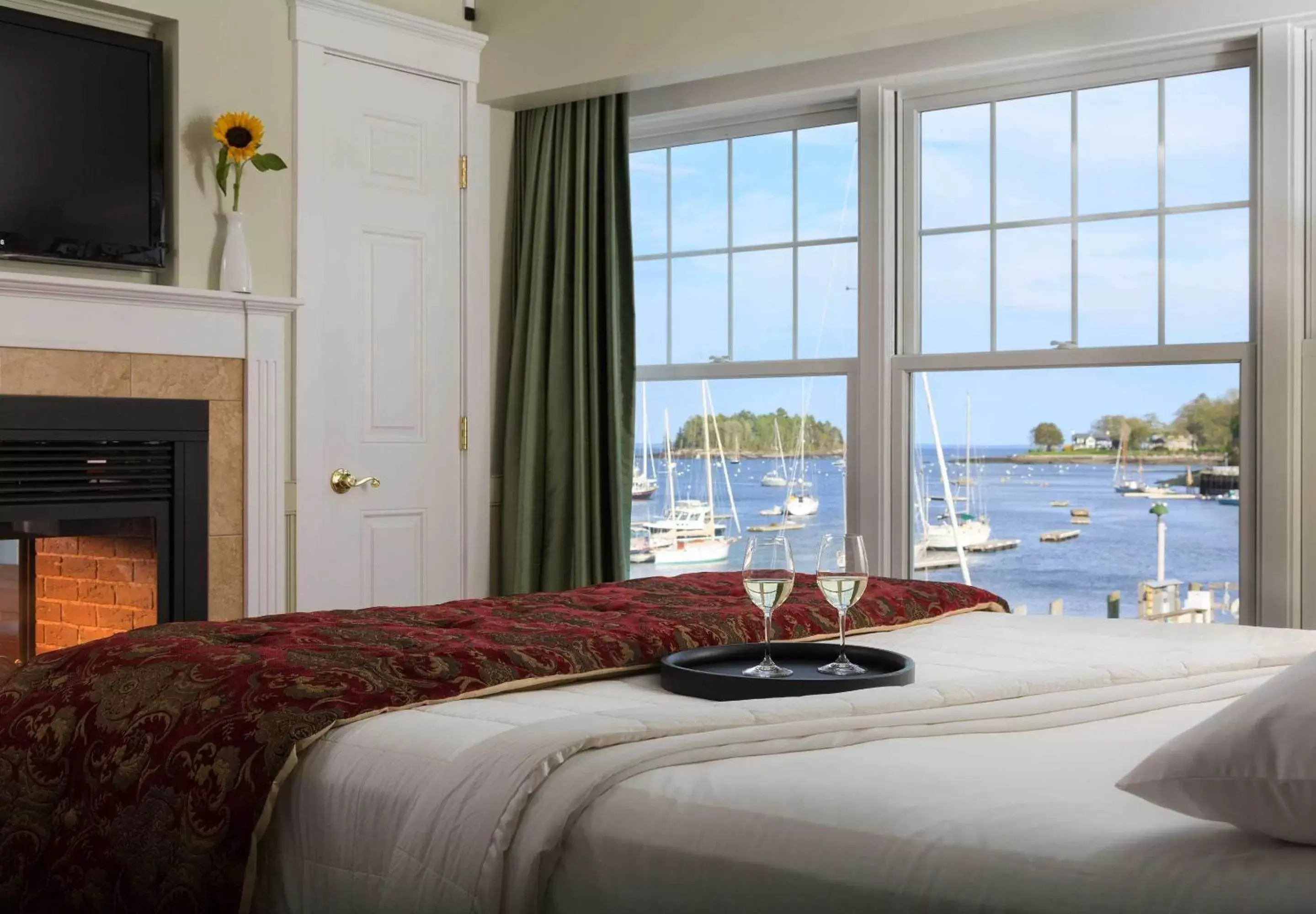 Sea view, Bed in Grand Harbor Inn