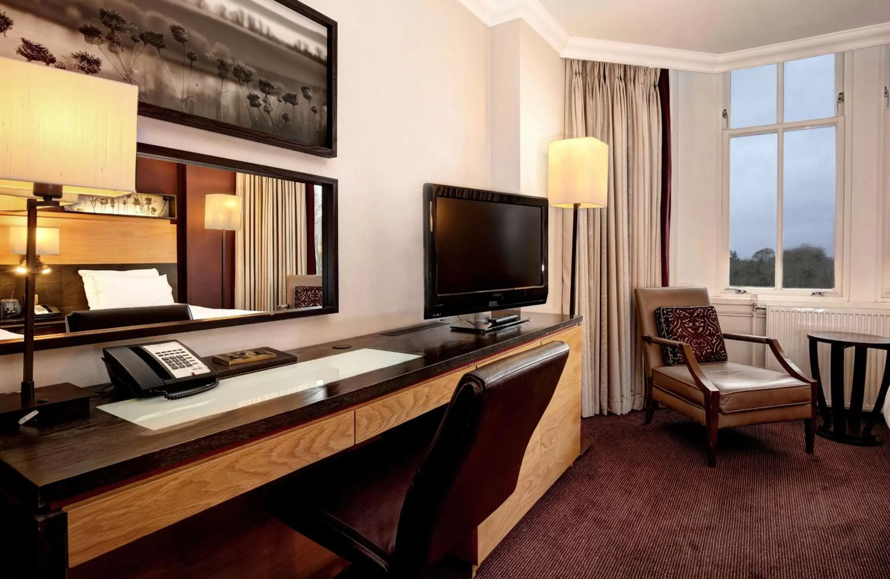 Bedroom, TV/Entertainment Center in DoubleTree by Hilton Dunblane Hydro Hotel