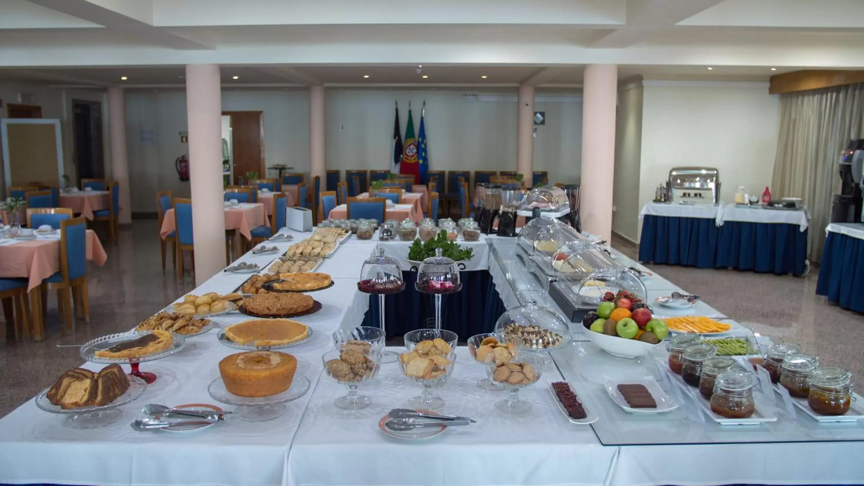 Buffet breakfast in Hotel Sao Jorge Garden