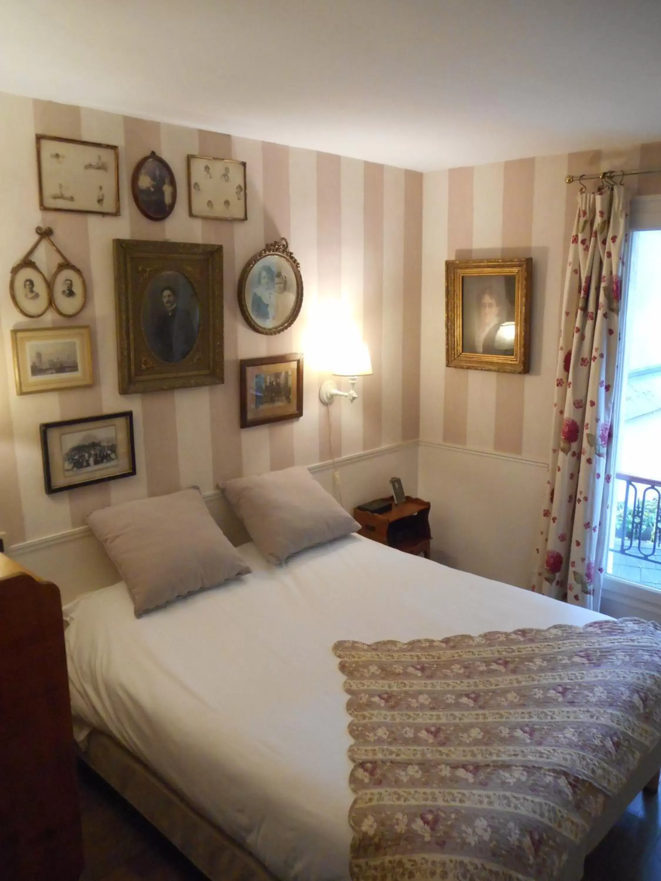 Bedroom, Bed in Hôtel de l'Avre