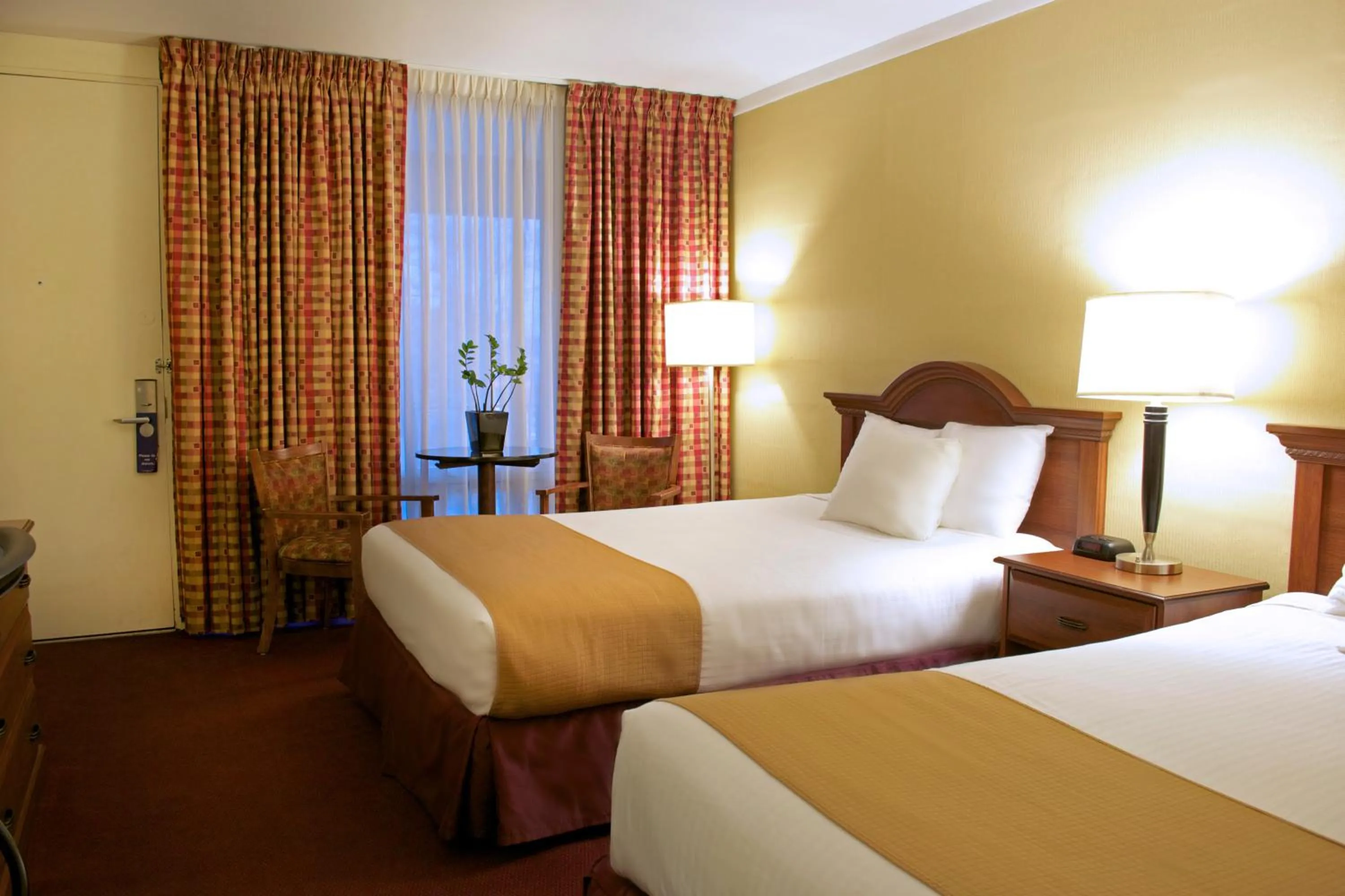 Photo of the whole room, Bed in West Gate Inn Nyack