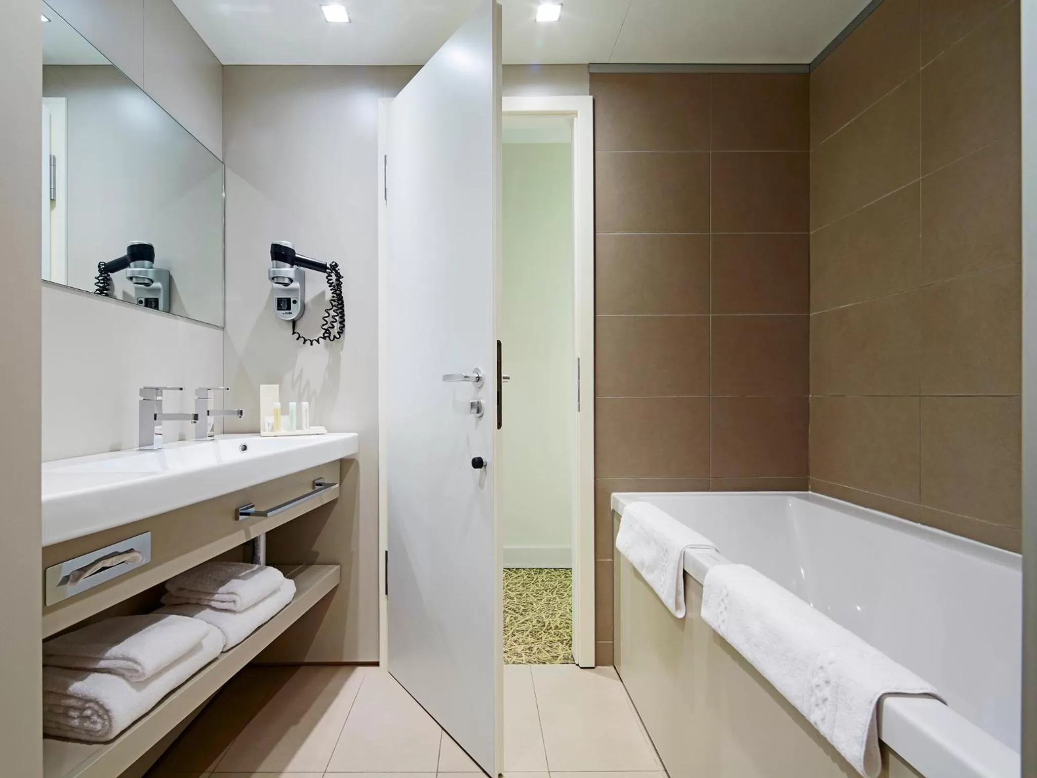 Bathroom in Golden Tulip Amnéville - Hôtel Spa & Casino