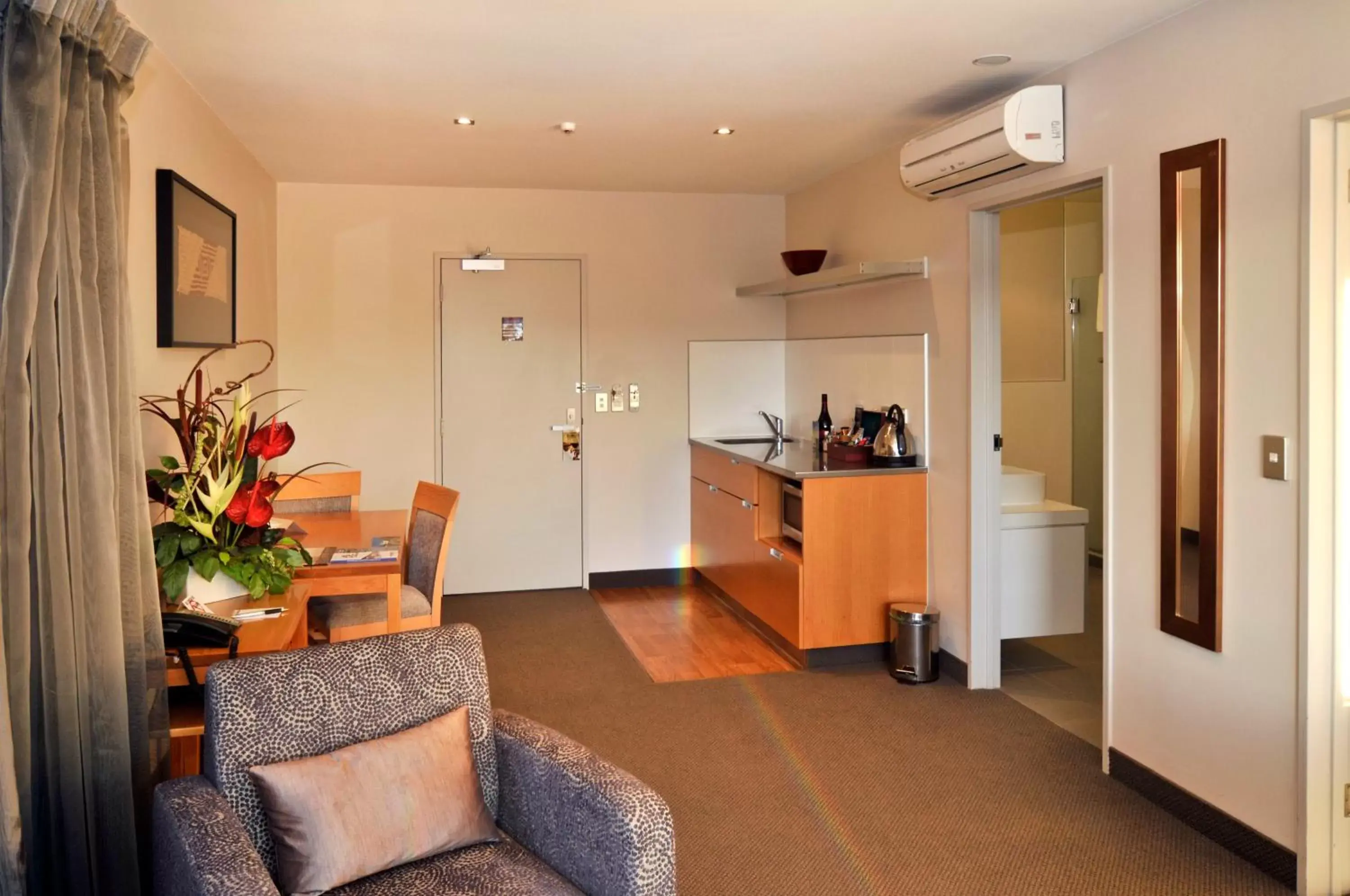 Kitchen or kitchenette, Seating Area in Wai Ora Lakeside Spa Resort