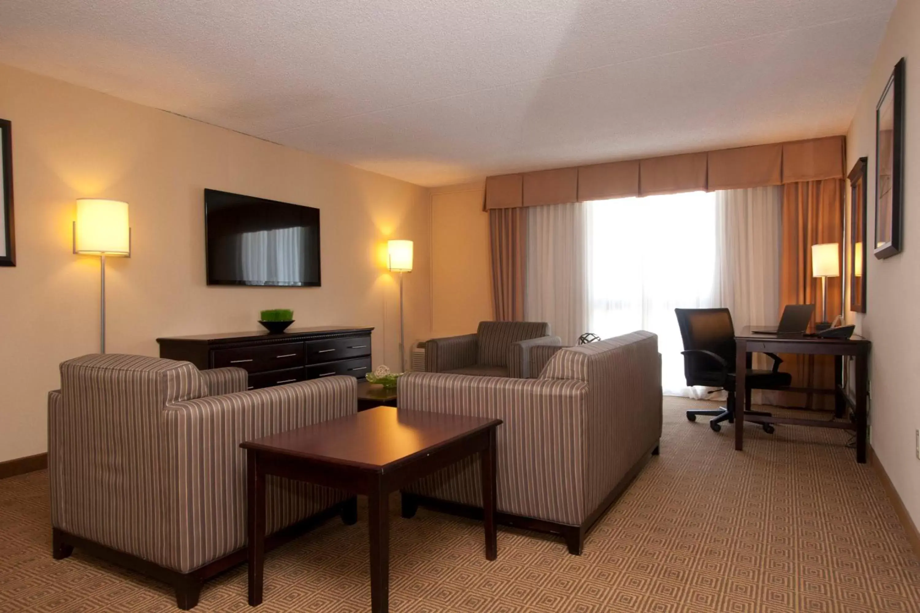 Photo of the whole room, Seating Area in Holiday Inn South Plainfield-Piscataway, an IHG Hotel