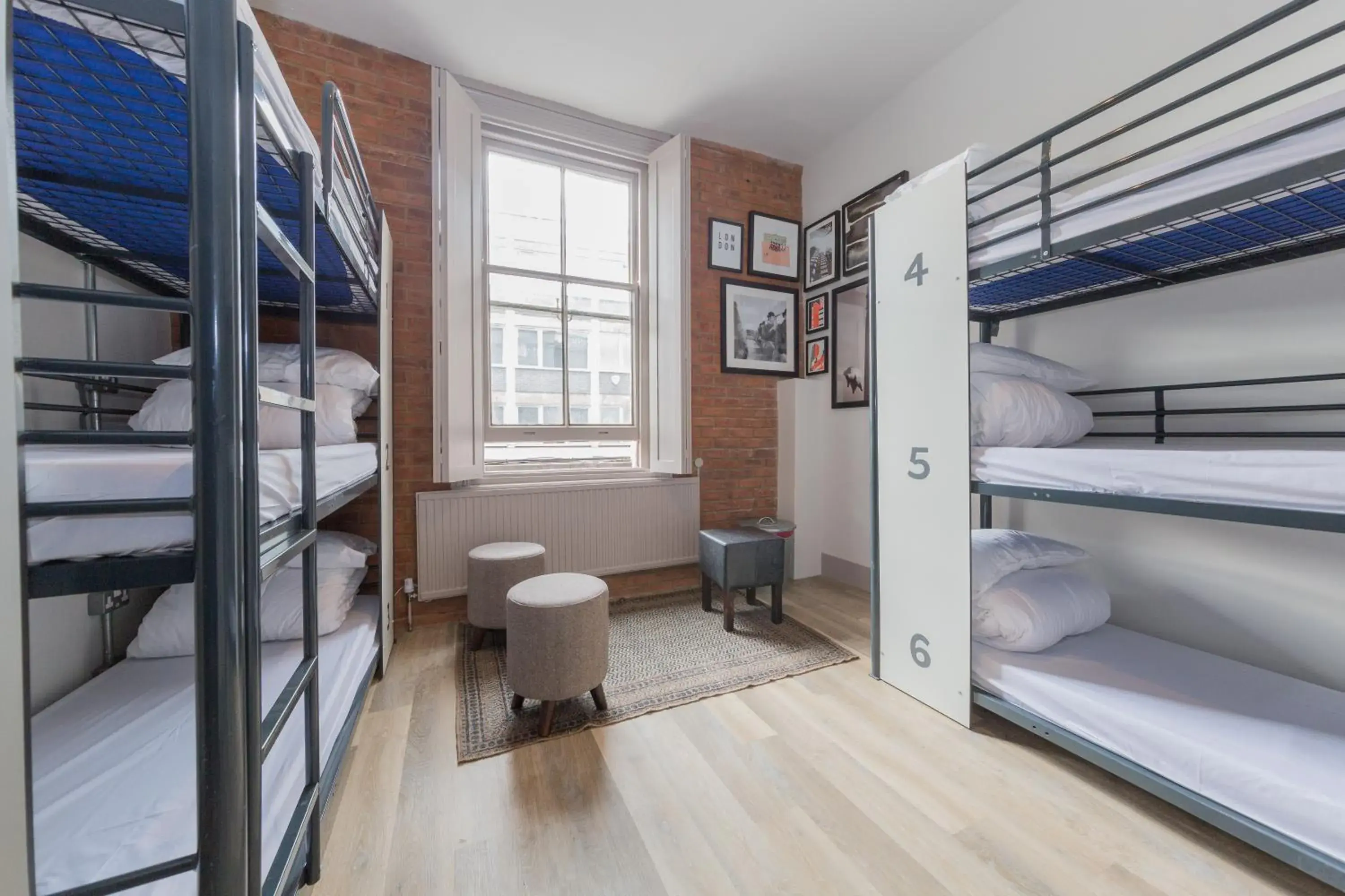 Photo of the whole room, Bed in PubLove @ The Green man, Paddington Photo of the whole room, Bed in PubLove @ The Green man, Paddington