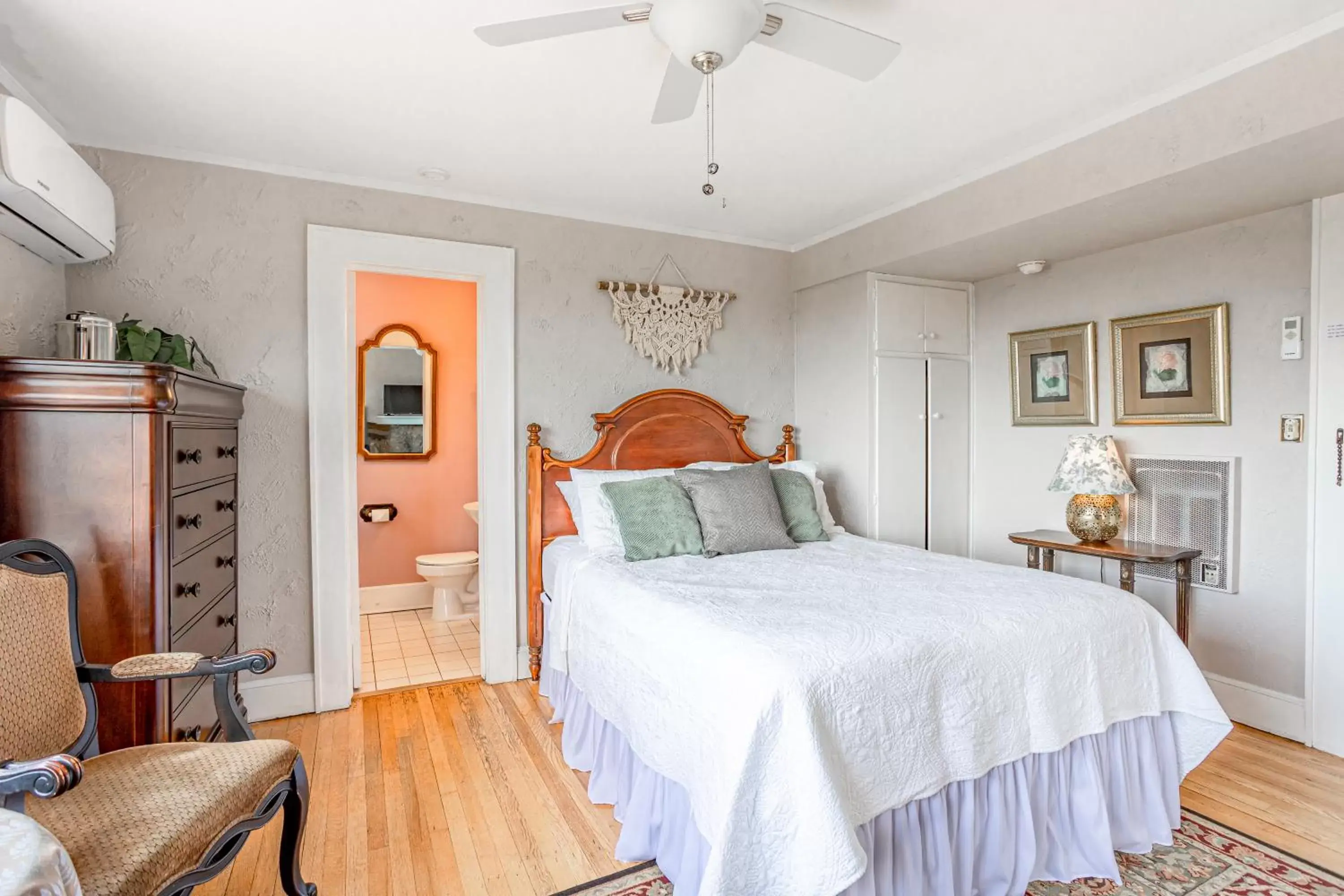 Bedroom, Bed in Echo Mountain Inn